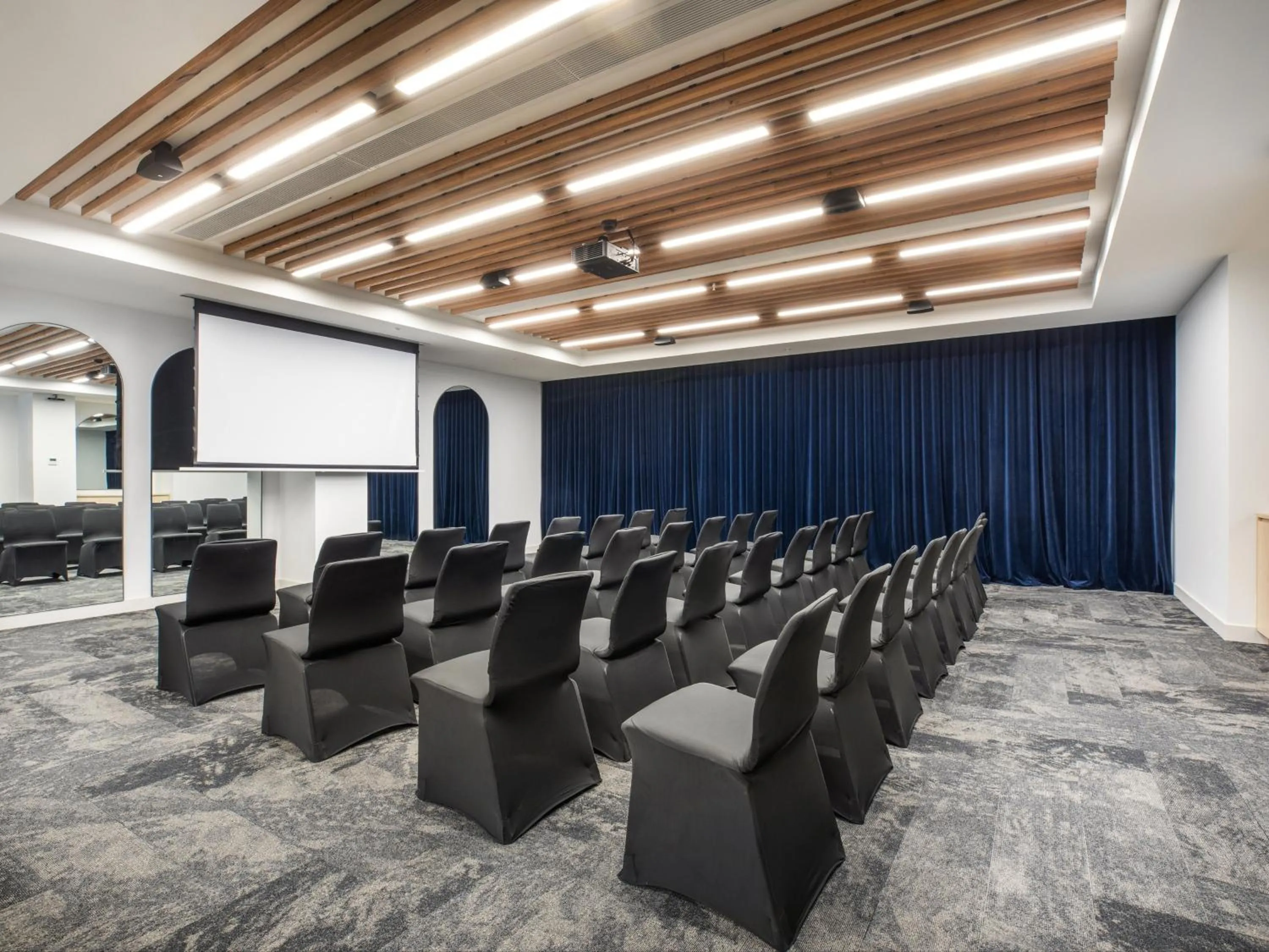 Meeting/conference room in Holiday Inn Dandenong by IHG