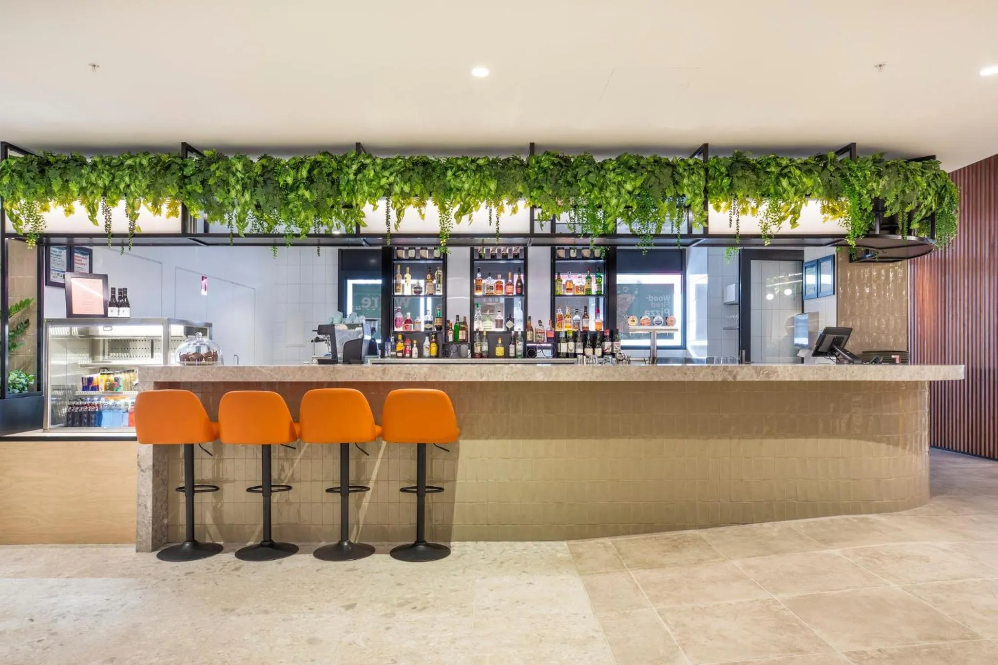 Lounge or bar in Holiday Inn Dandenong by IHG