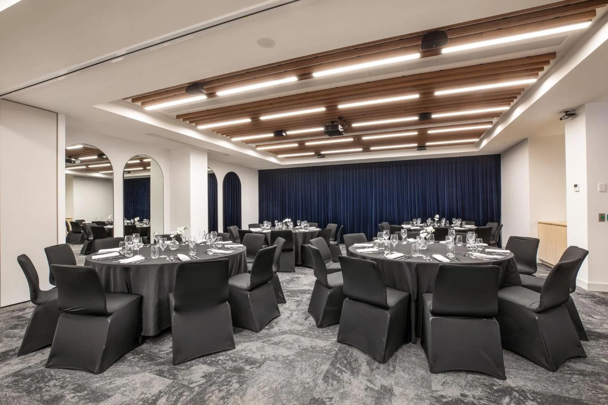 Lobby or reception in Holiday Inn Dandenong by IHG