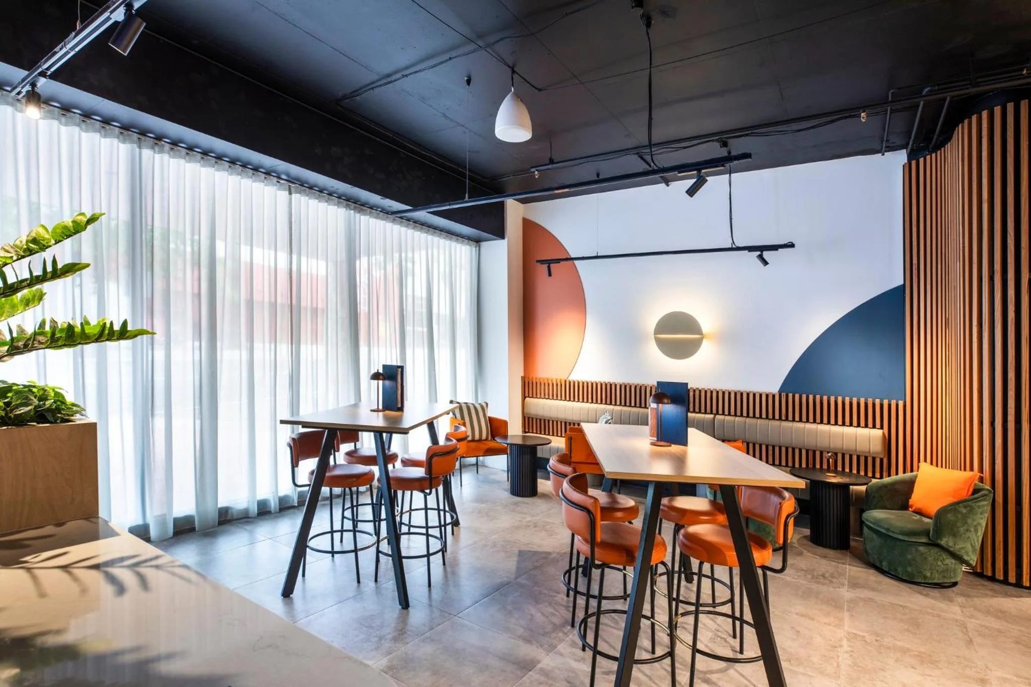 Lounge or bar in Holiday Inn Dandenong by IHG