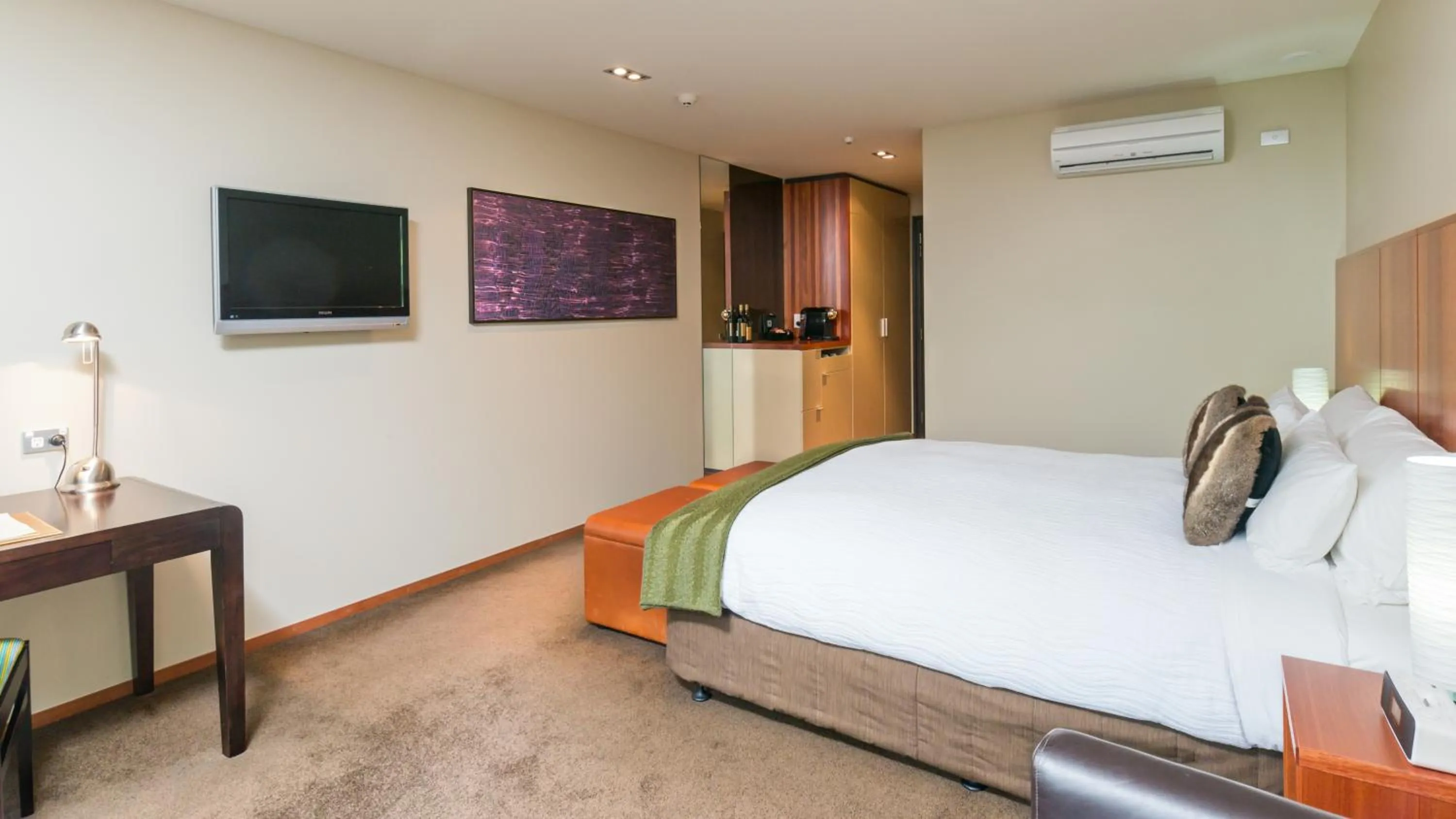 Bedroom, Bed in Legacy Te Waonui Hotel Franz Josef