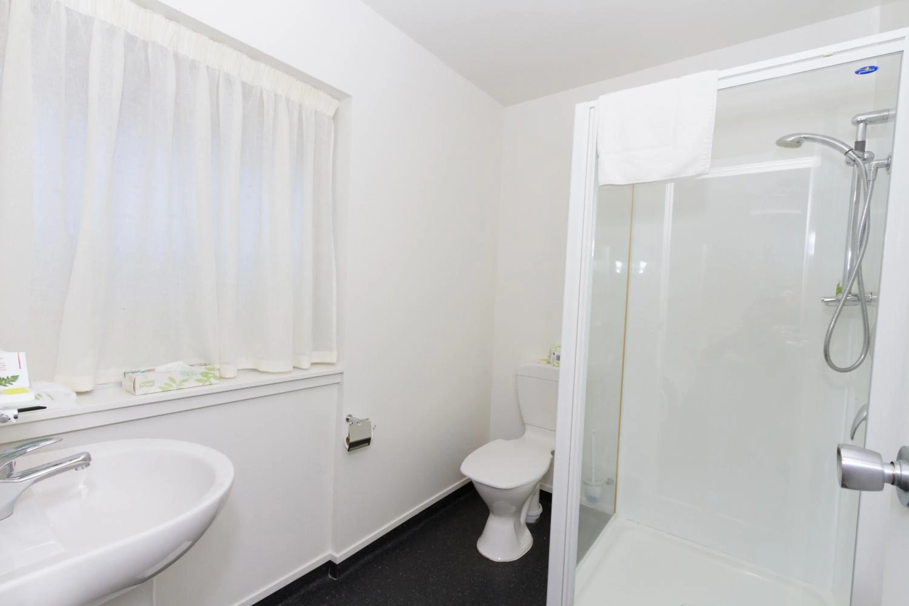 Shower in Heartland Hotel Haast