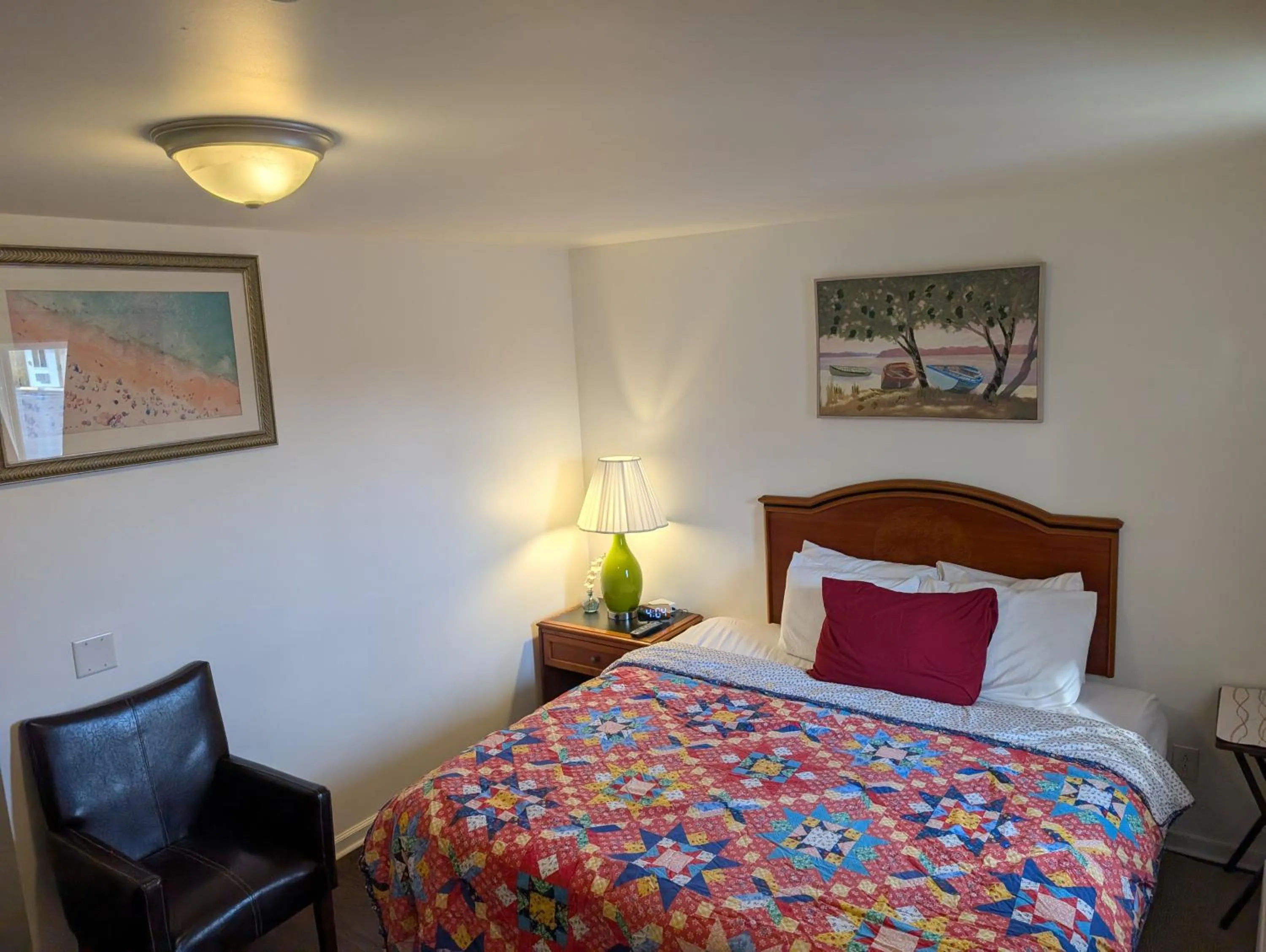 Bed in Apple Inn and Suites Cooperstown Area