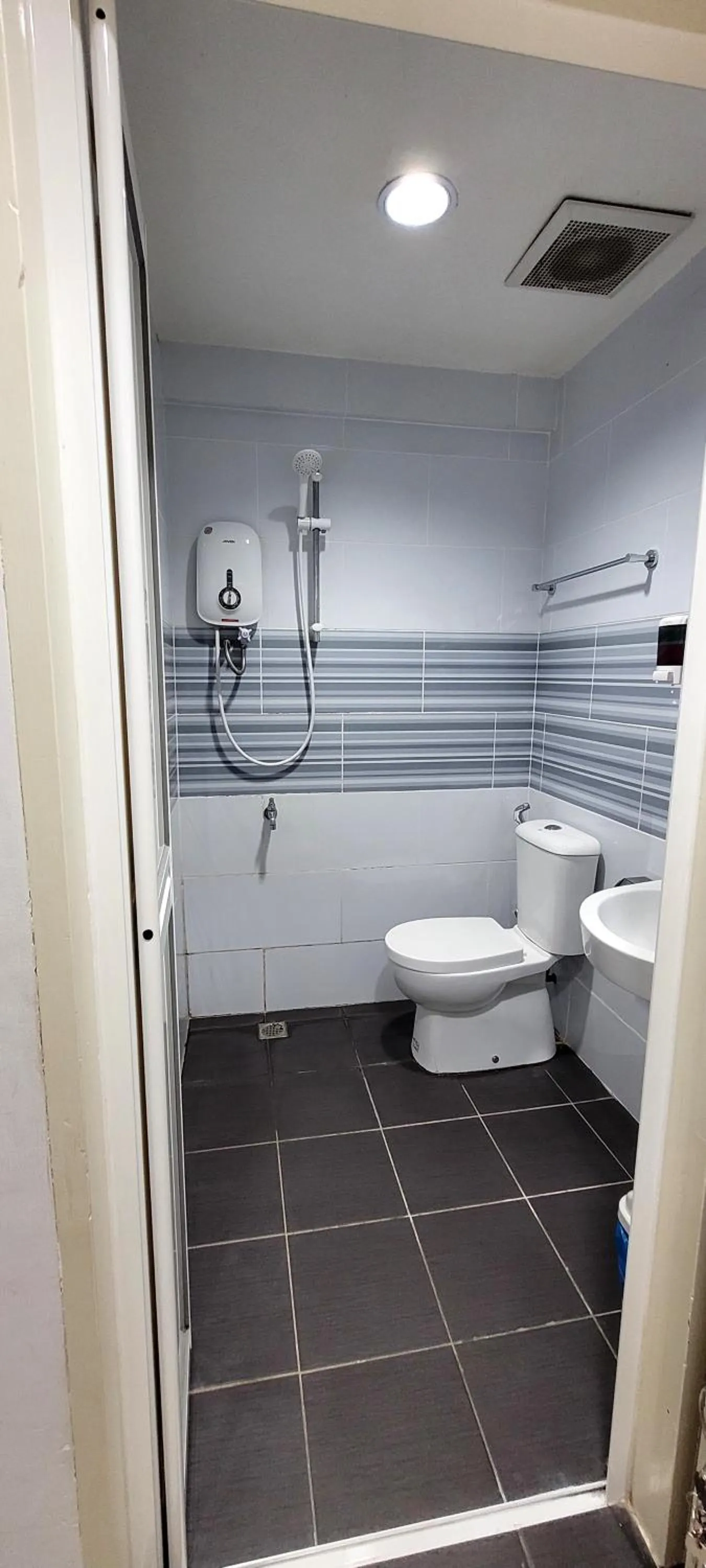 Toilet in Api-Api GuestHouse