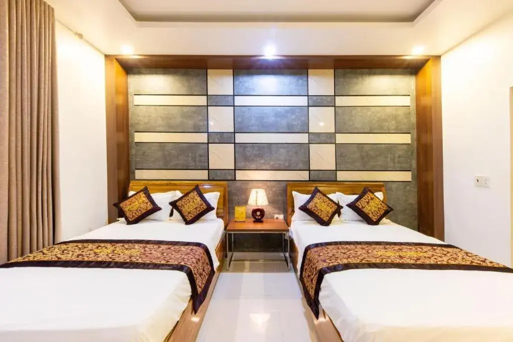 Deluxe Double or Twin Room with Balcony in Thuong Hai Hotel Deluxe Double or Twin Room with Balcony in Thuong Hai Hotel