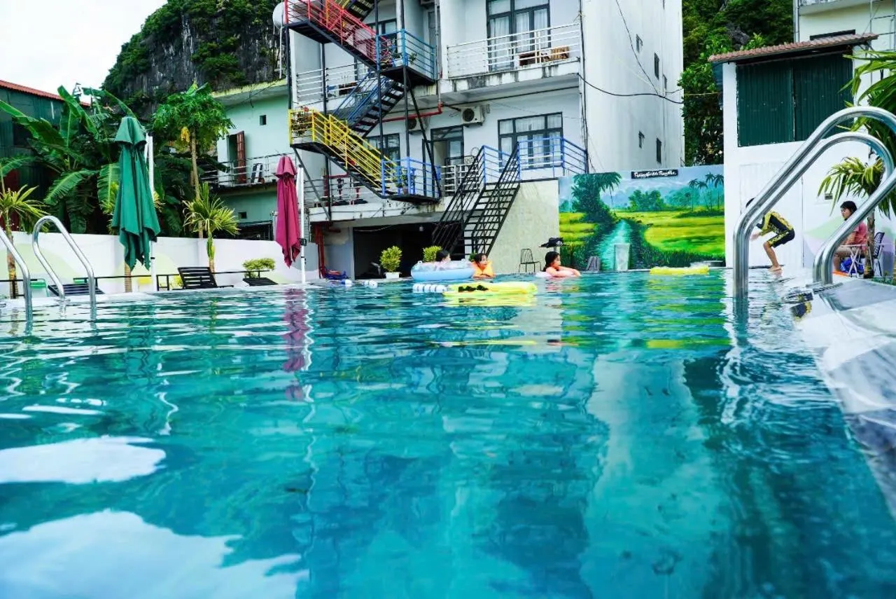 Swimming pool in Thuong Hai Hotel