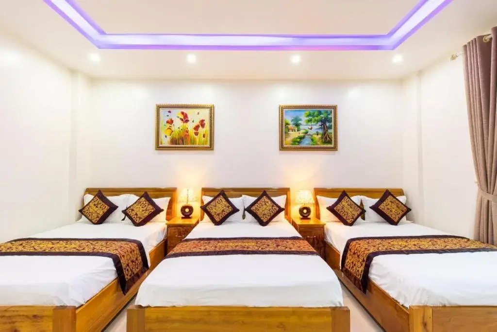 Triple Room with Balcony in Thuong Hai Hotel Triple Room with Balcony in Thuong Hai Hotel