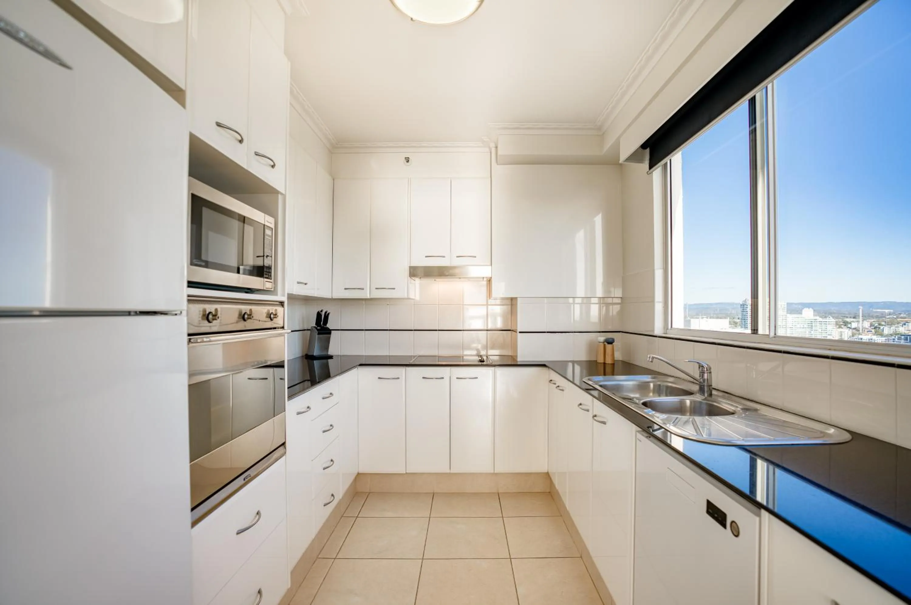 Kitchen or kitchenette in Oscar On Main Beach Resort