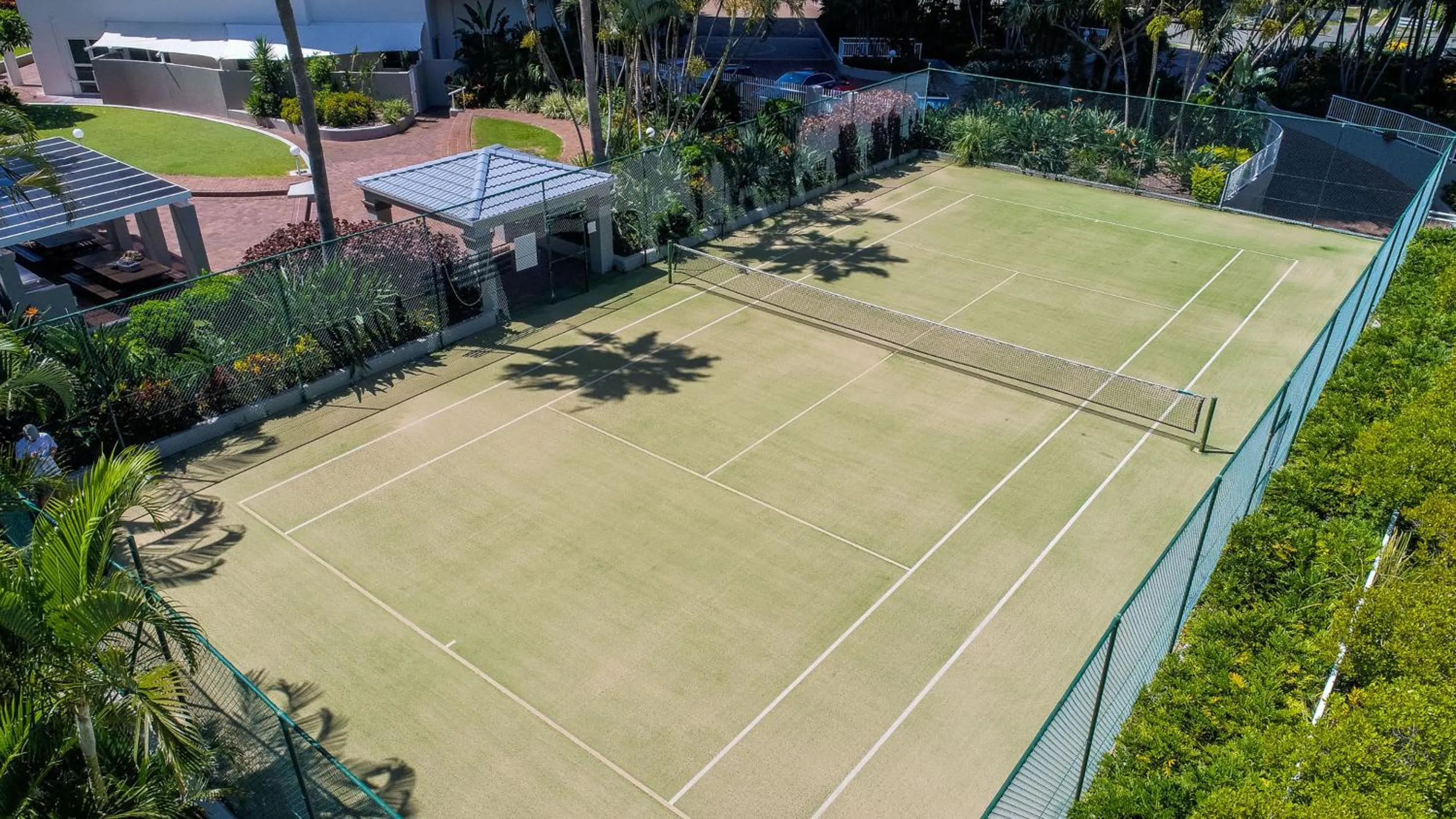 Tennis court in Oscar On Main Beach Resort