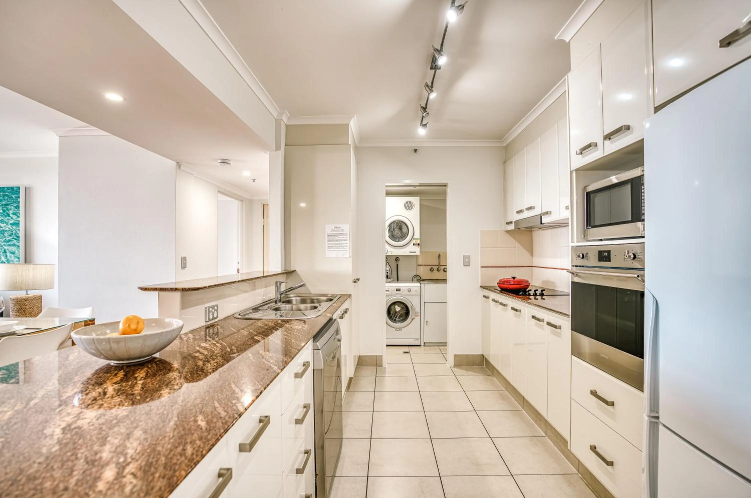 Kitchen or kitchenette in Oscar On Main Beach Resort