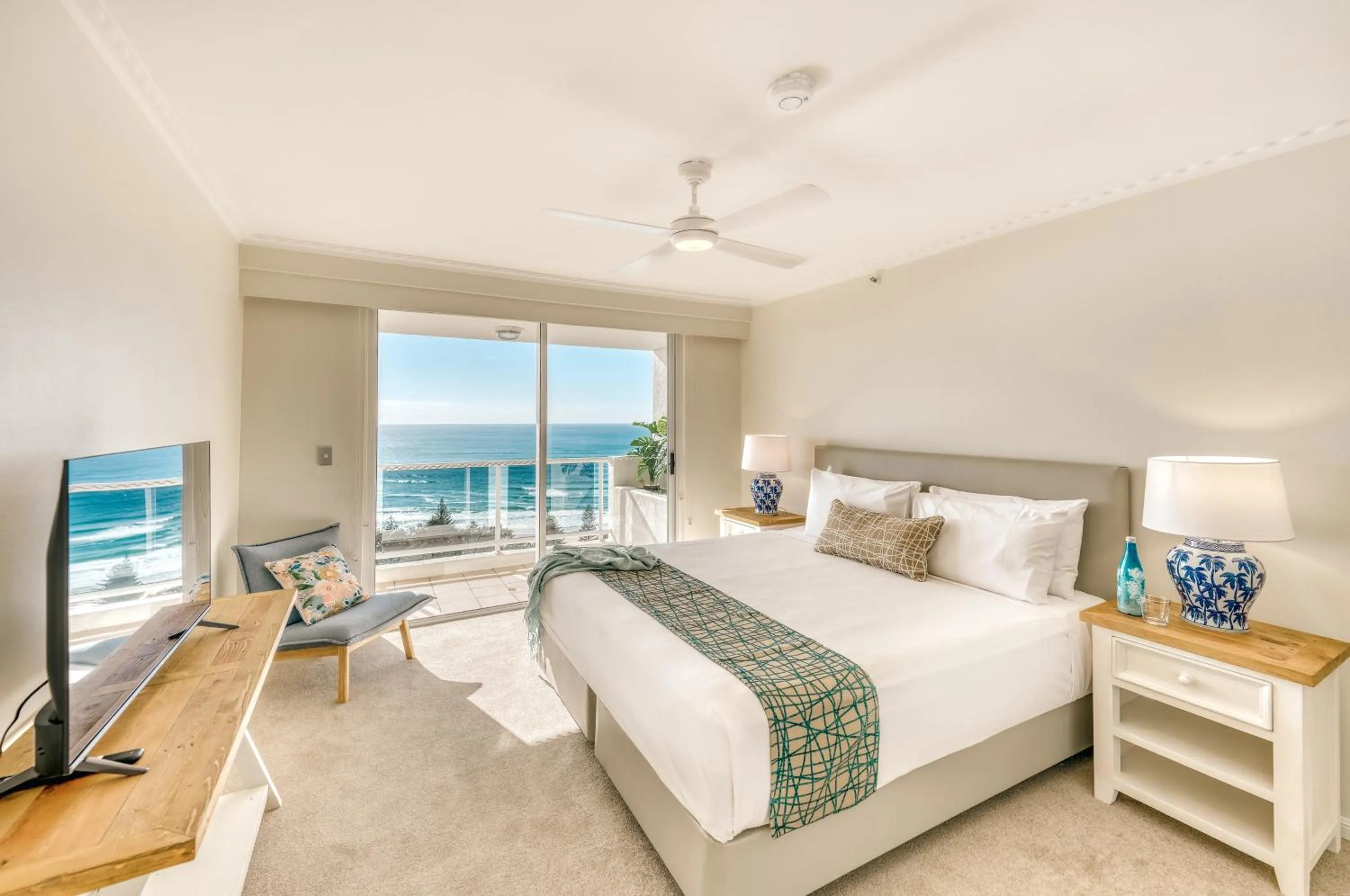 Bedroom, Bed in Oscar On Main Beach Resort