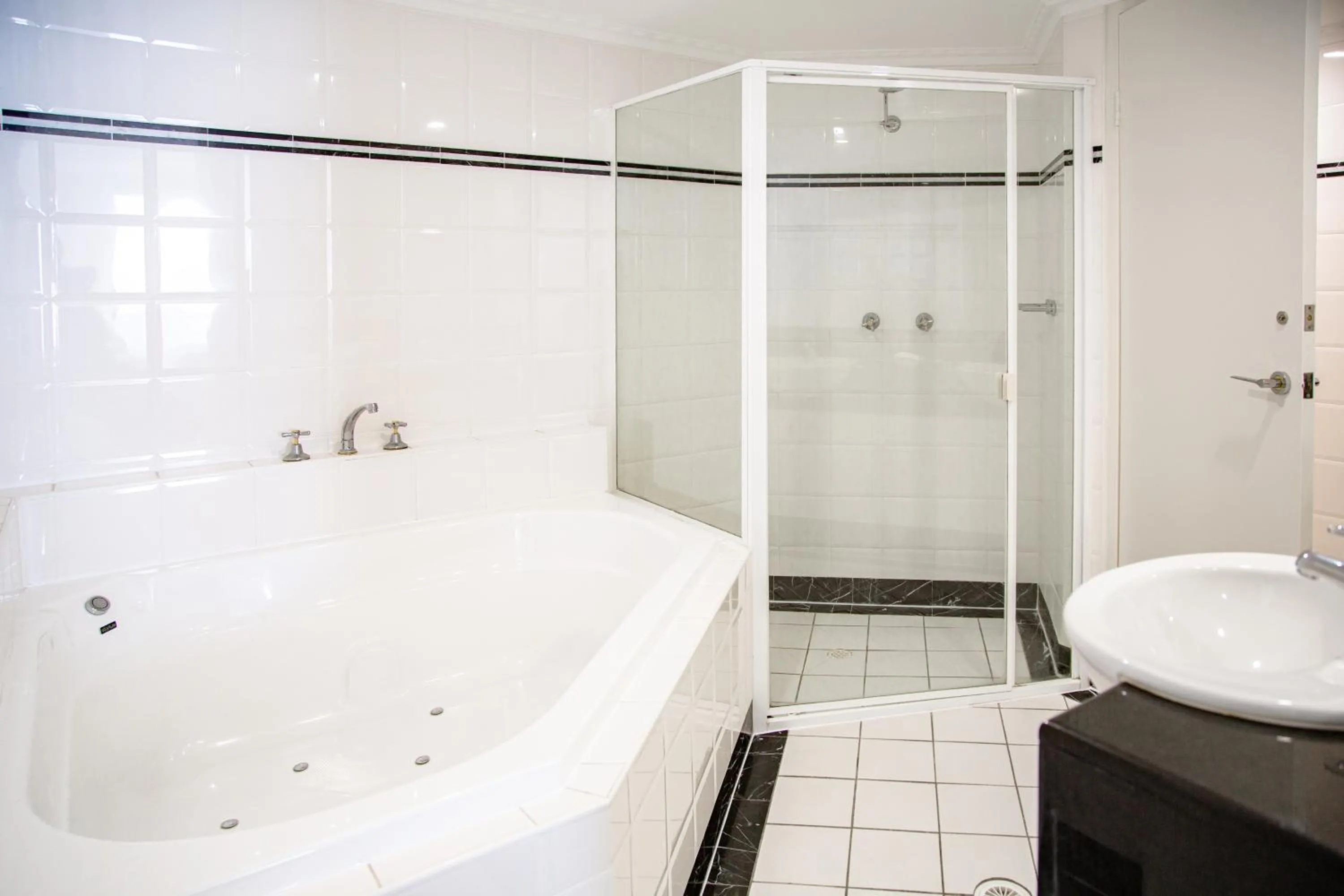 Shower in Oscar On Main Beach Resort