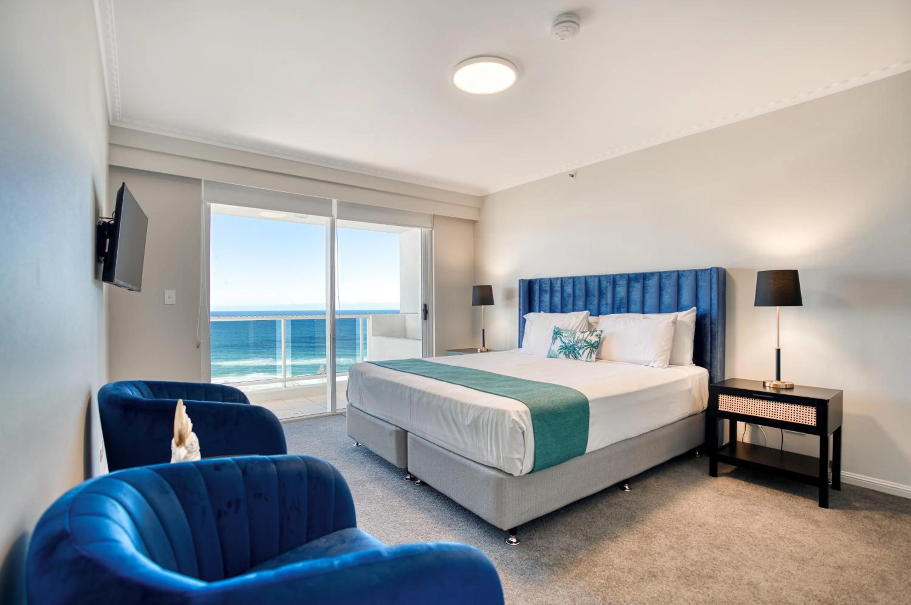 Bedroom, Bed in Oscar On Main Beach Resort