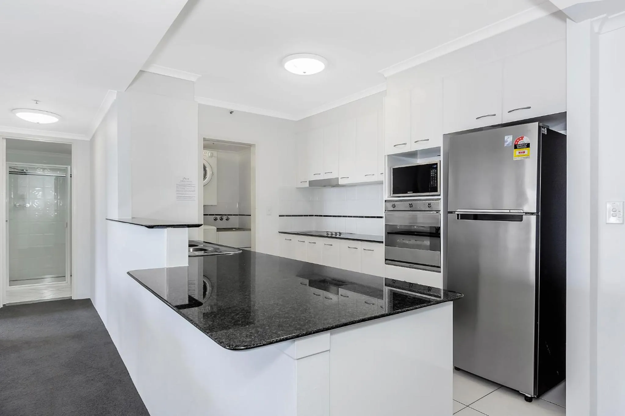 Kitchen or kitchenette in Oscar On Main Beach Resort