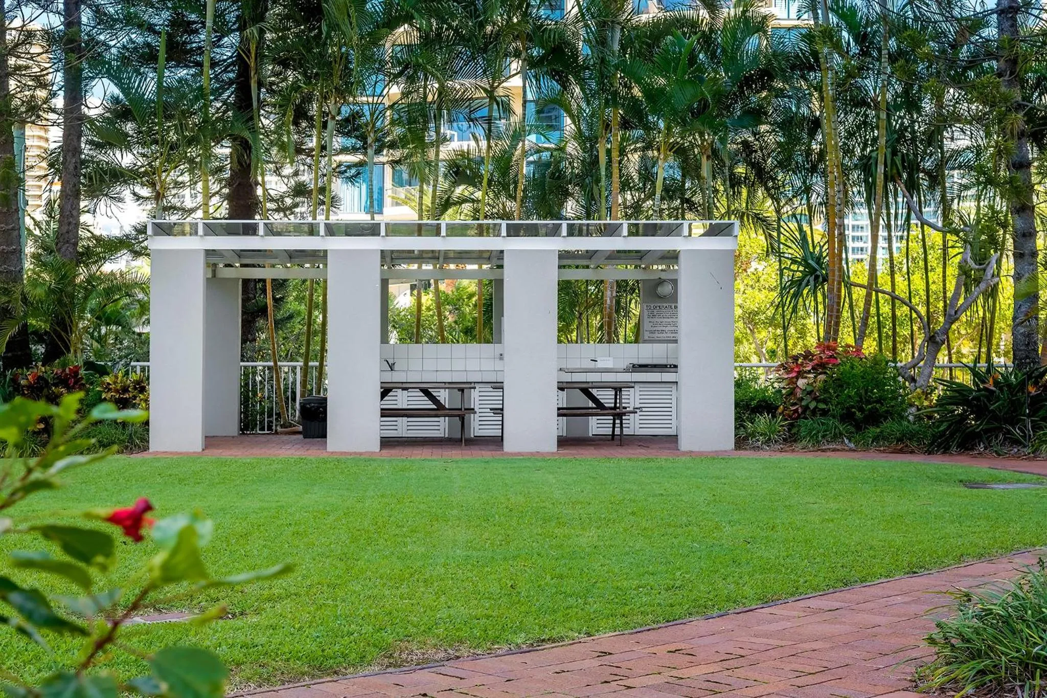 BBQ facilities in Oscar On Main Beach Resort