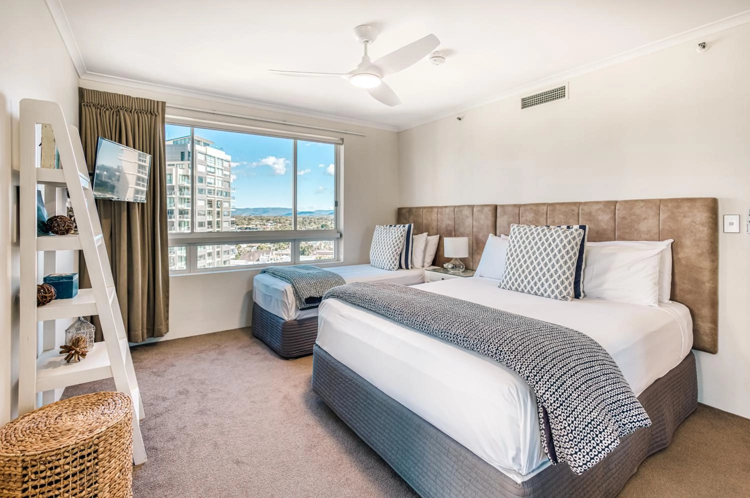 Bedroom, Bed in Oscar On Main Beach Resort