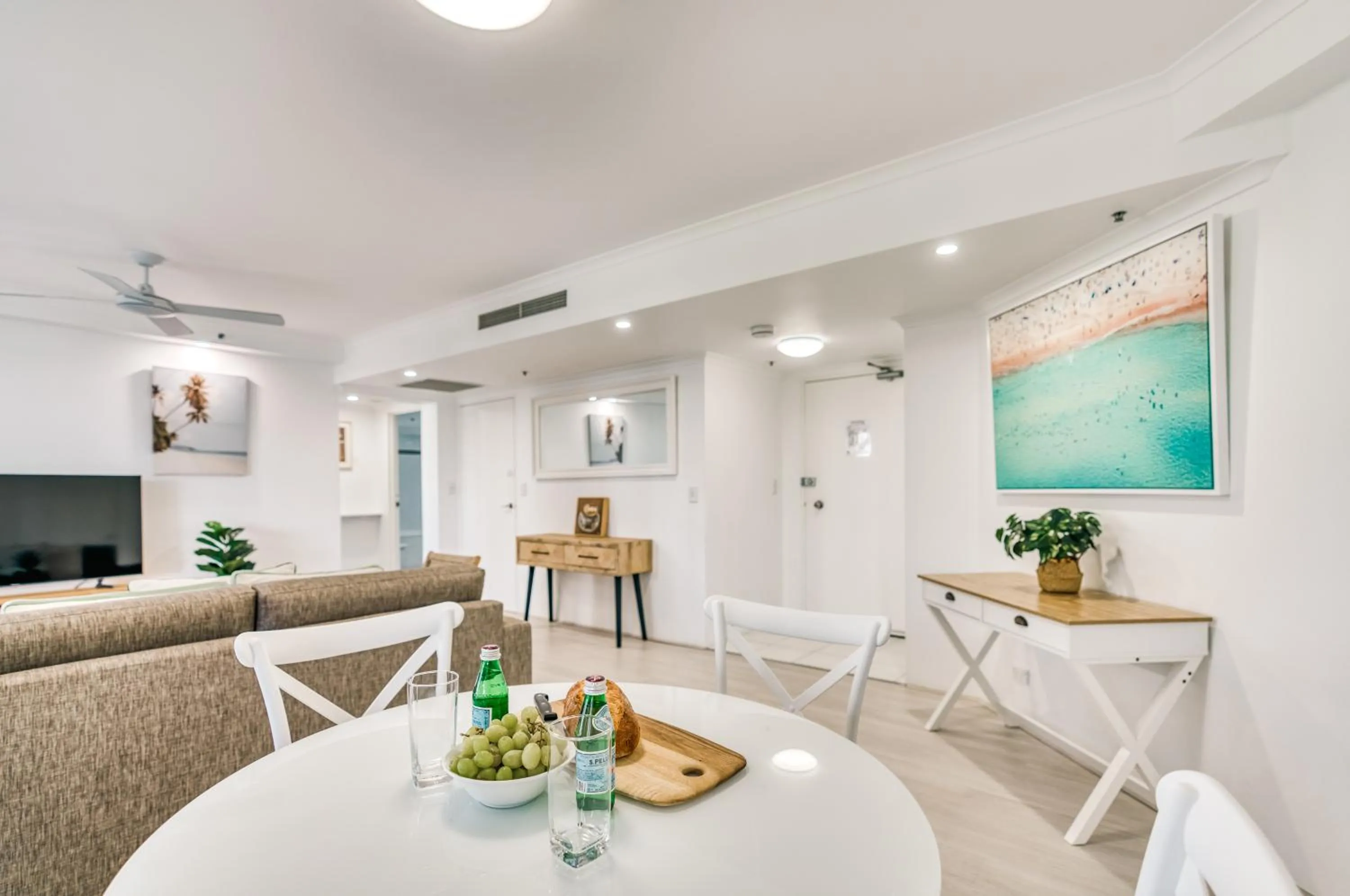 Dining area in Oscar On Main Beach Resort