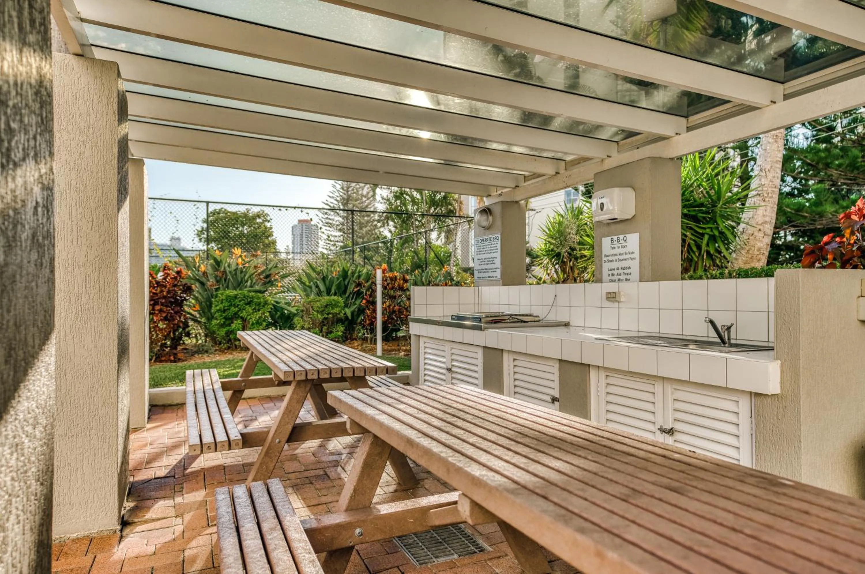 BBQ facilities in Oscar On Main Beach Resort