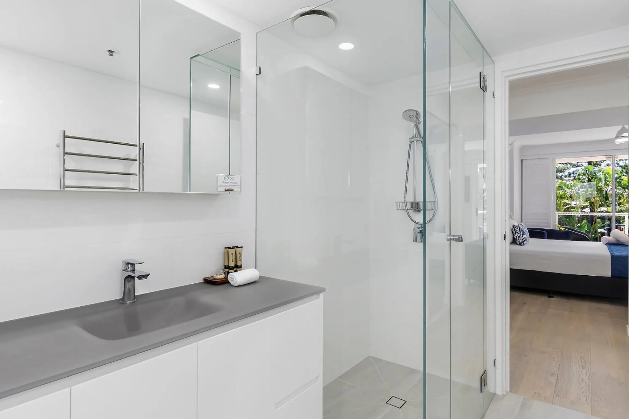 Bathroom, Bed in Oscar On Main Beach Resort