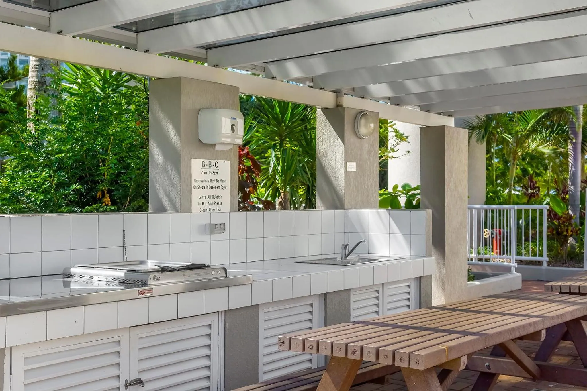 BBQ facilities in Oscar On Main Beach Resort