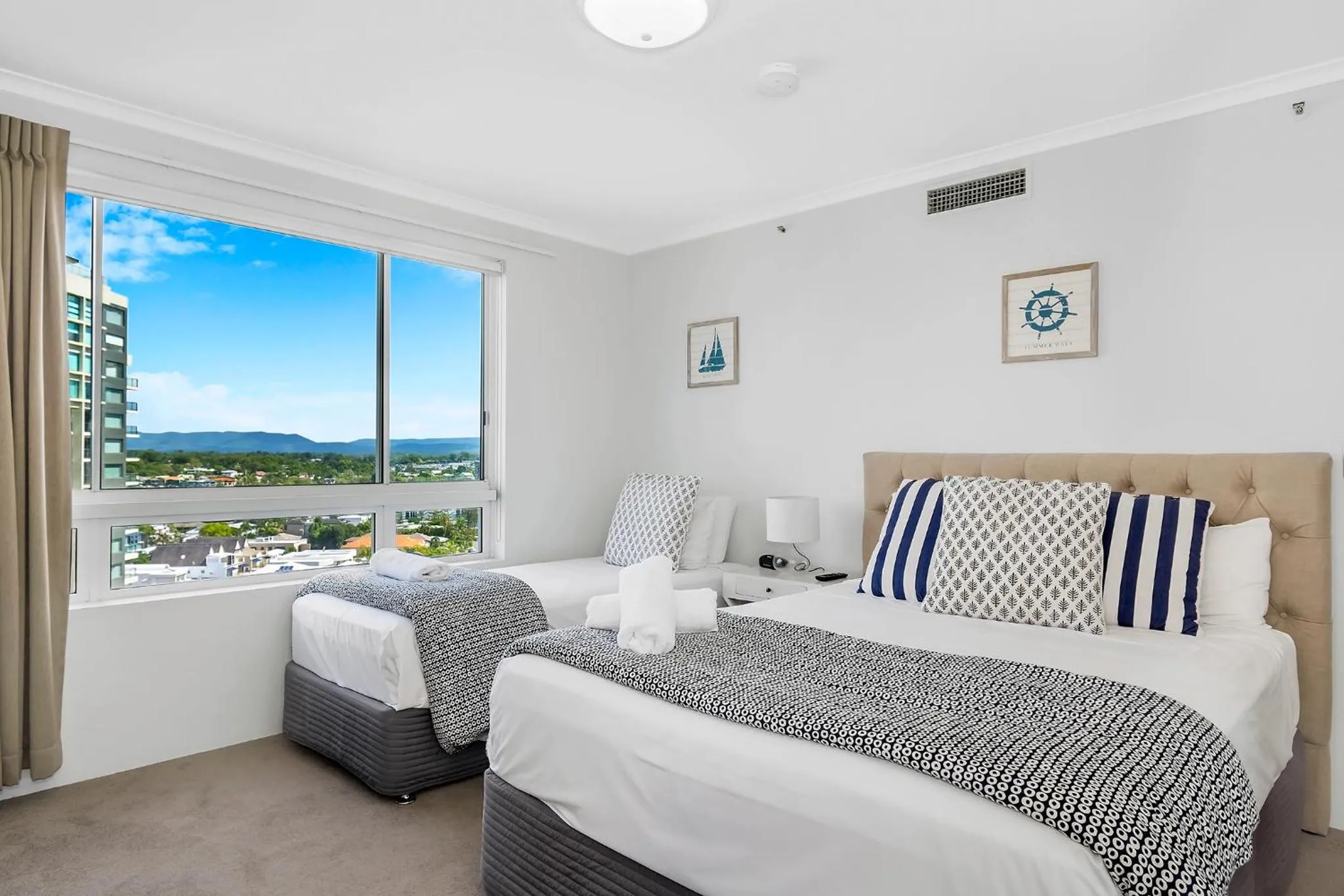 Bedroom, Bed in Oscar On Main Beach Resort