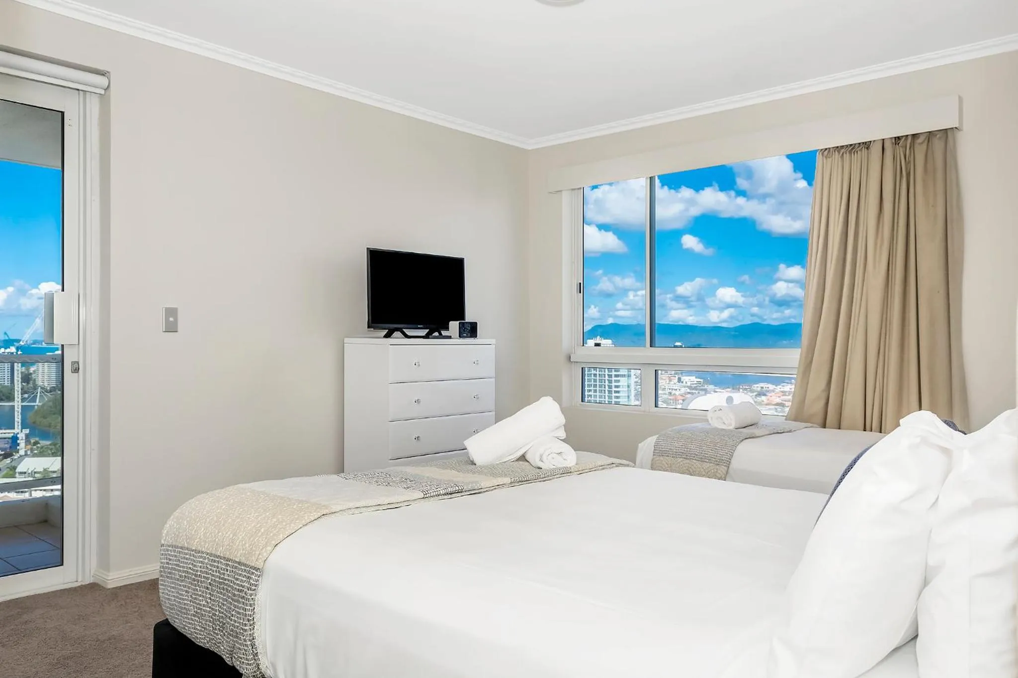 Bedroom, Bed in Oscar On Main Beach Resort