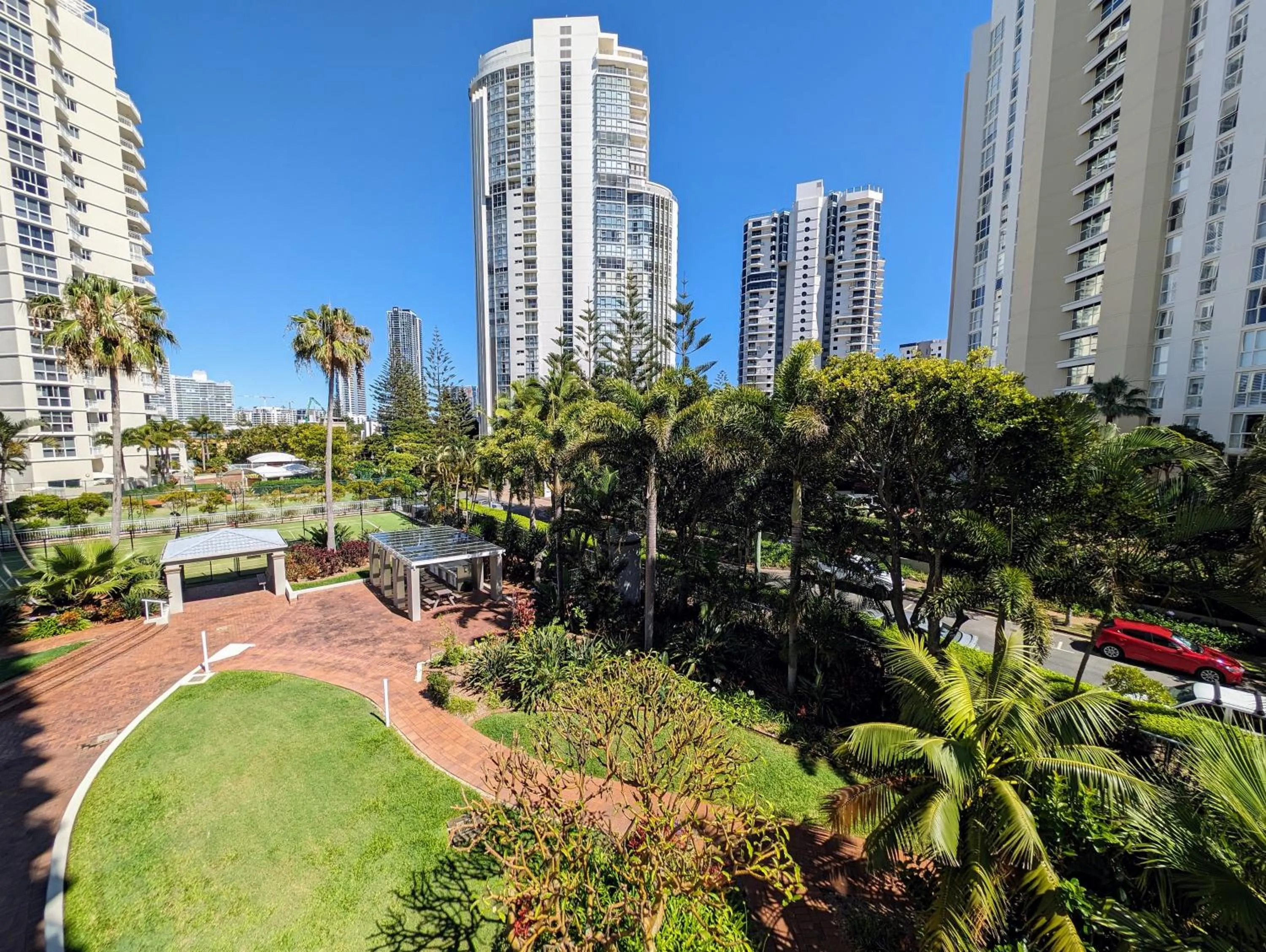 Garden view in Oscar On Main Beach Resort