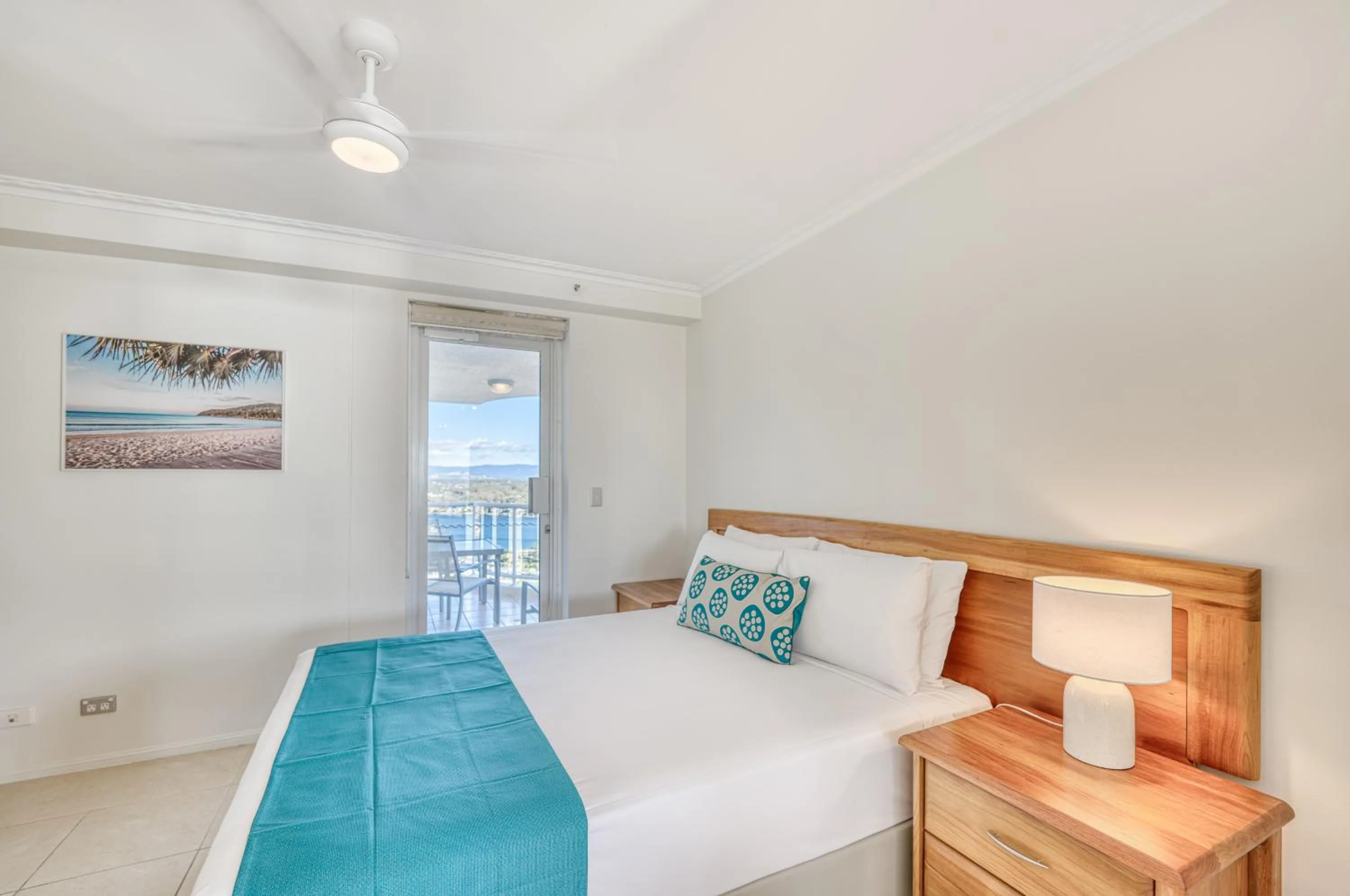 Bedroom, Bed in Oscar On Main Beach Resort