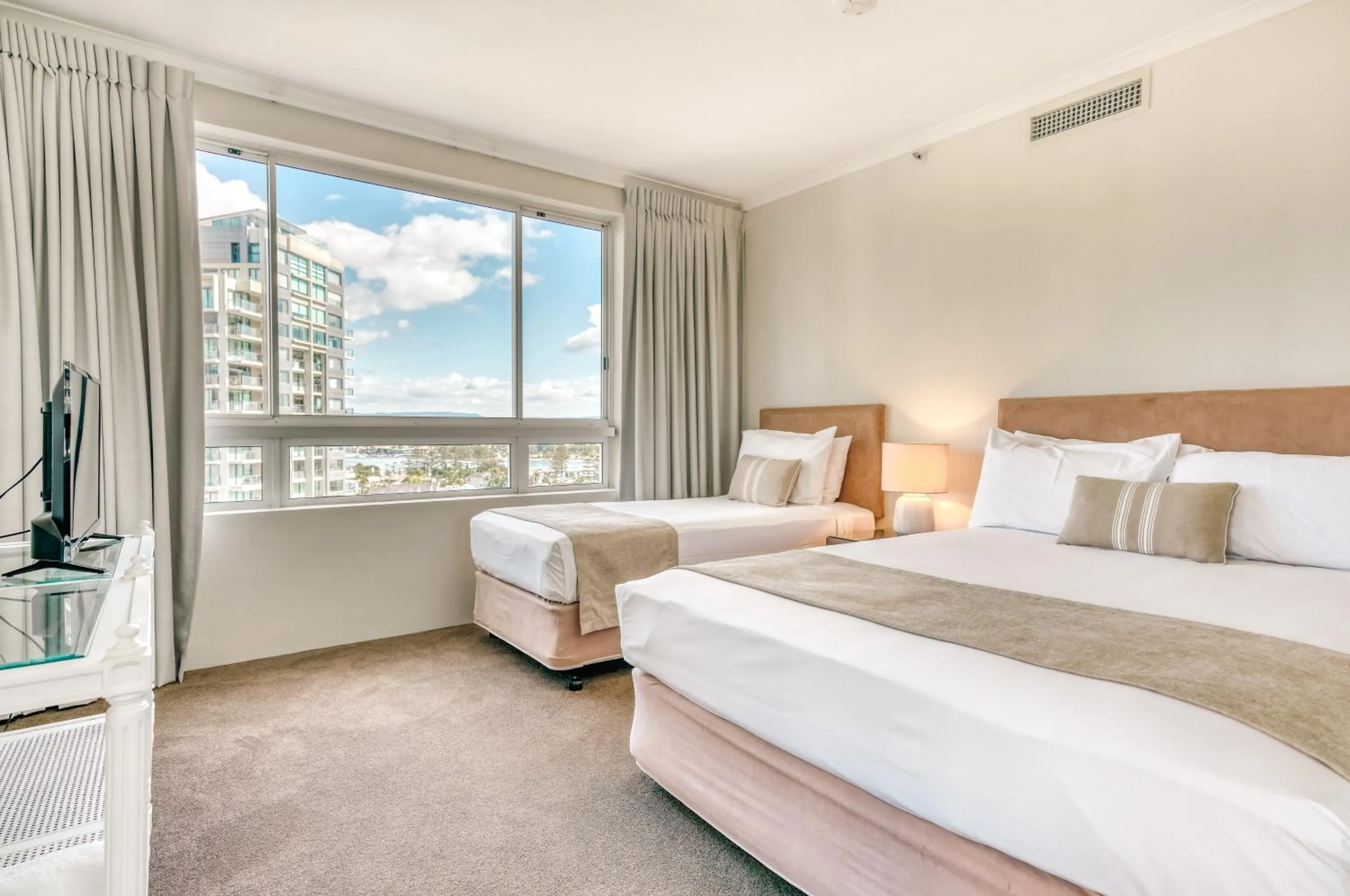 Bedroom, Bed in Oscar On Main Beach Resort