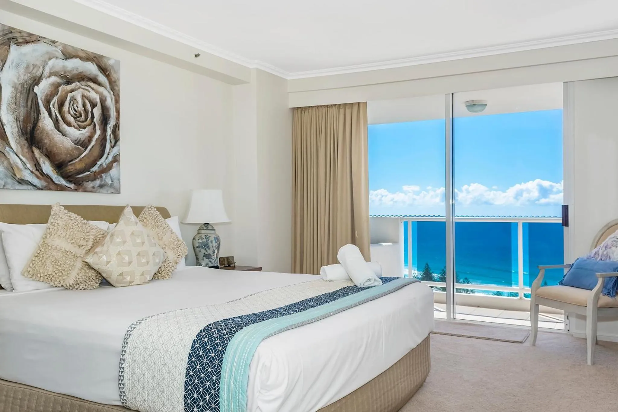 Bedroom, Bed in Oscar On Main Beach Resort