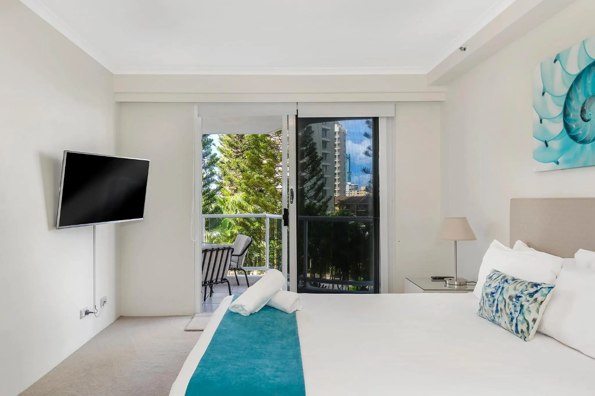 Bedroom, Bed in Oscar On Main Beach Resort