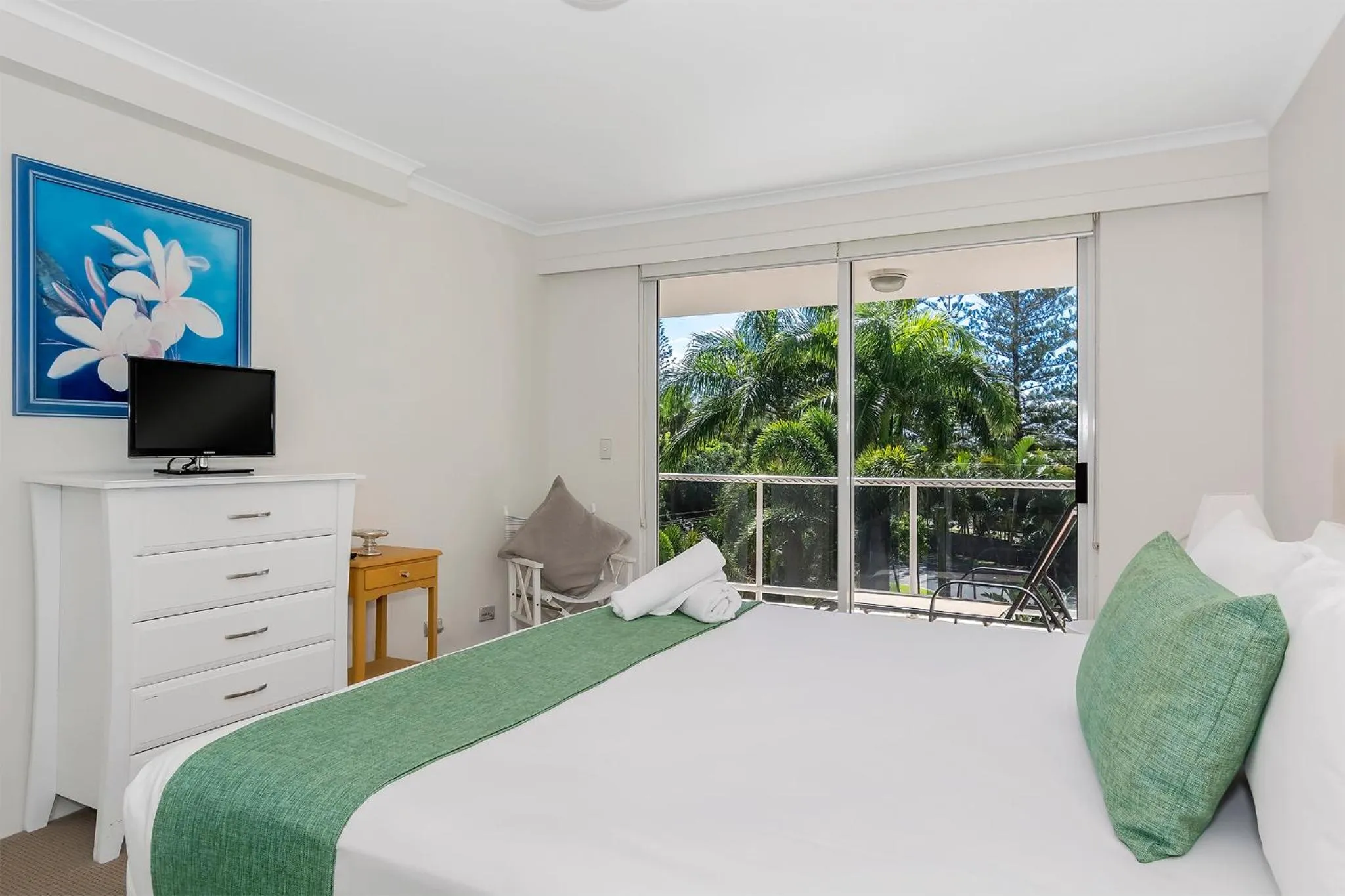 Bedroom, Bed in Oscar On Main Beach Resort