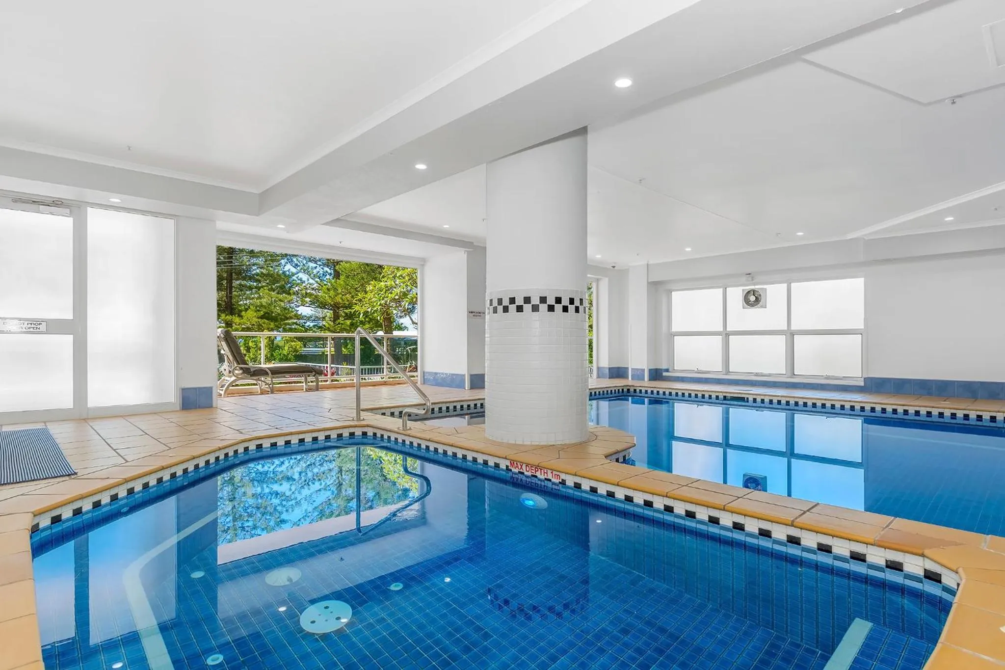 Swimming pool in Oscar On Main Beach Resort