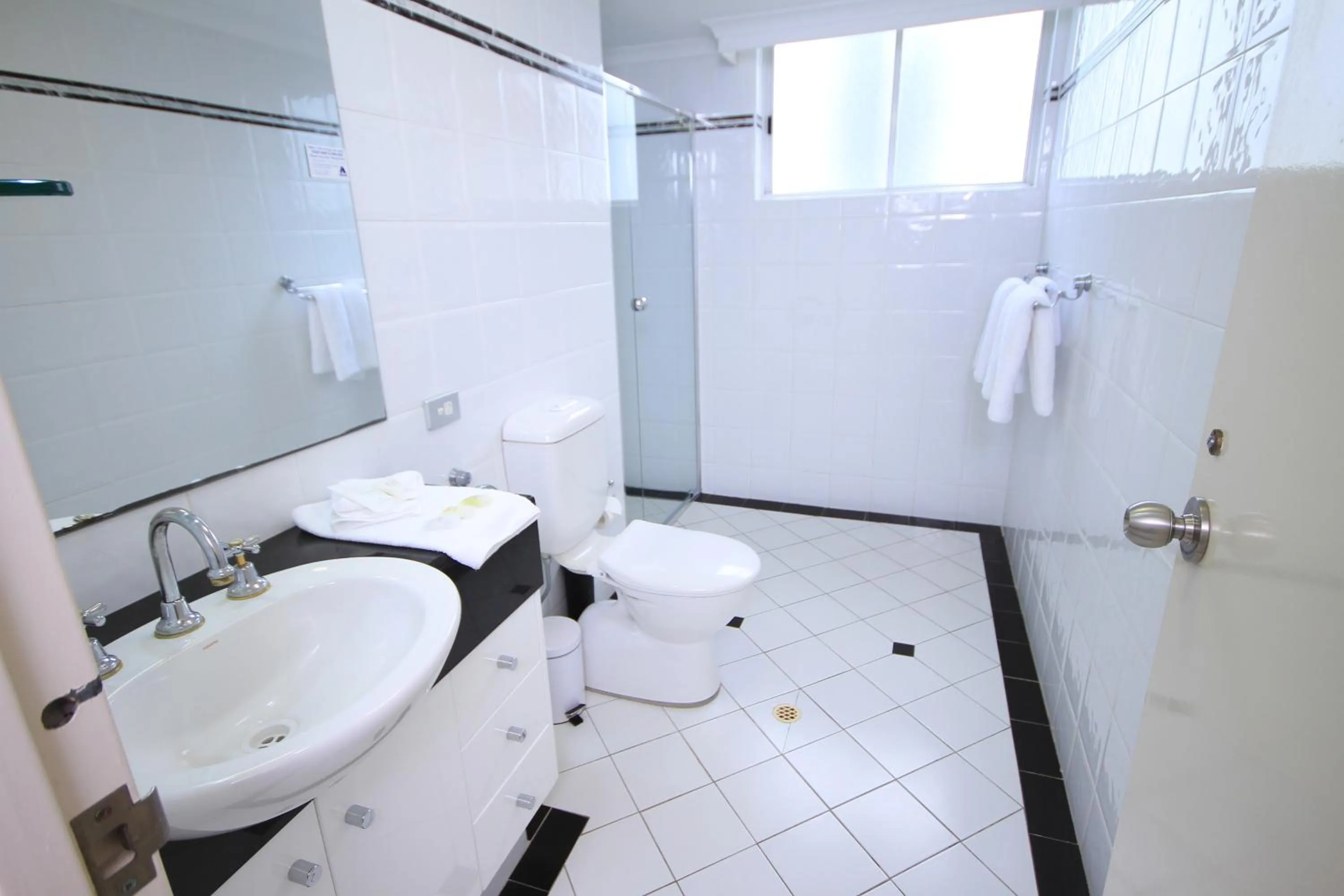 Shower in Oscar On Main Beach Resort