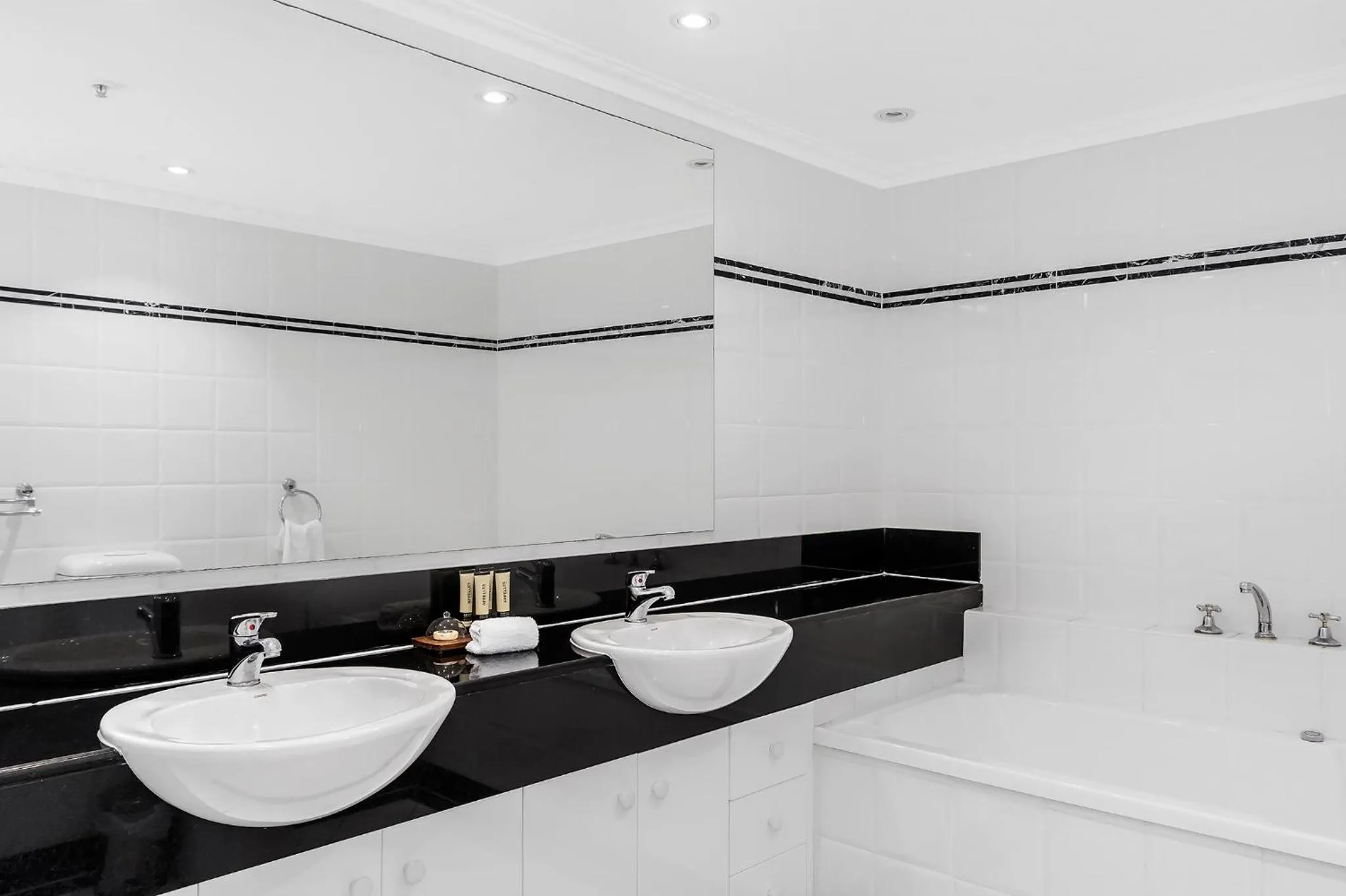 Bathroom in Oscar On Main Beach Resort