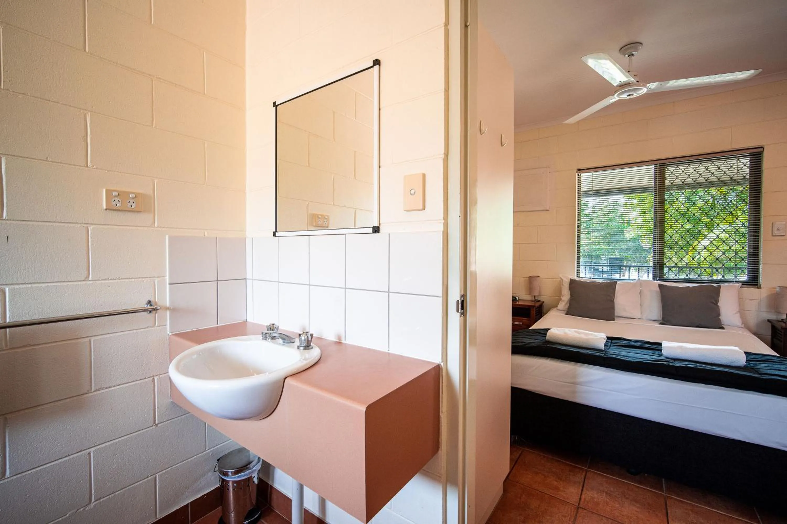 Bathroom, Bed in Hidden Valley Holiday Park Darwin