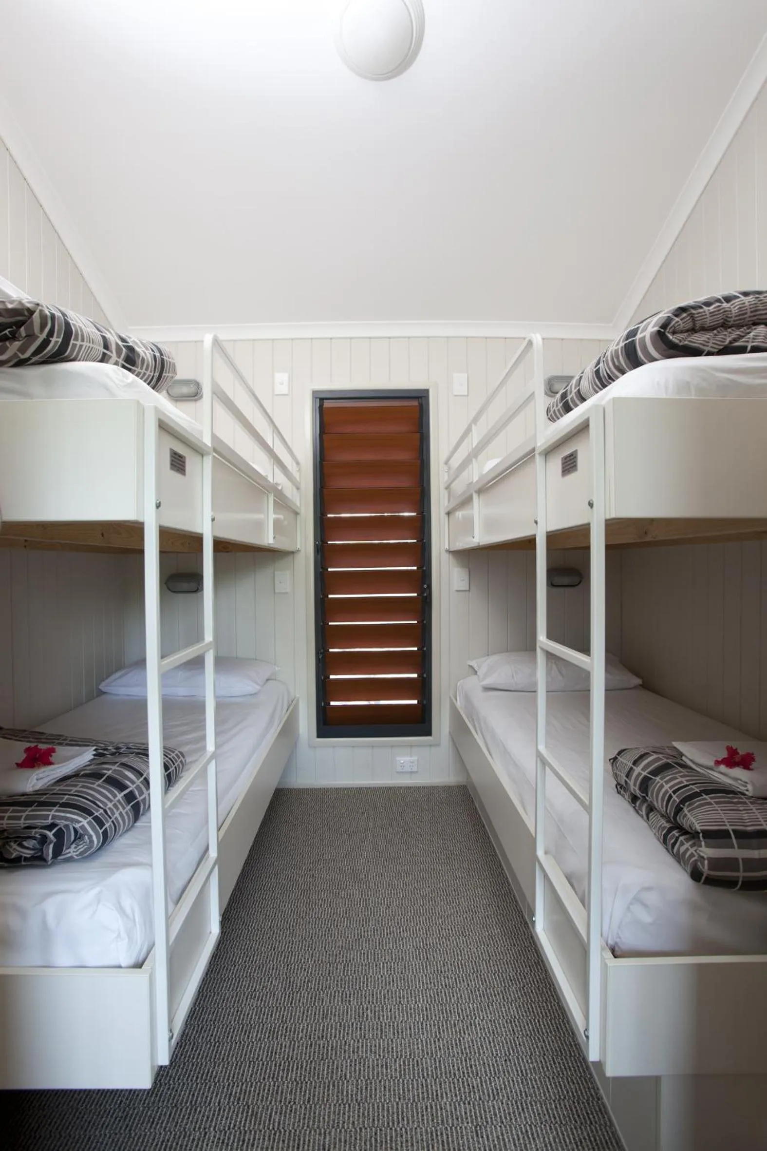 Bedroom, Bed in Hidden Valley Holiday Park Darwin