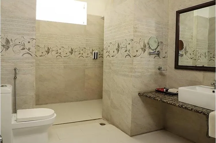 Toilet in Regenta Central Mewargarh, Near Biological park