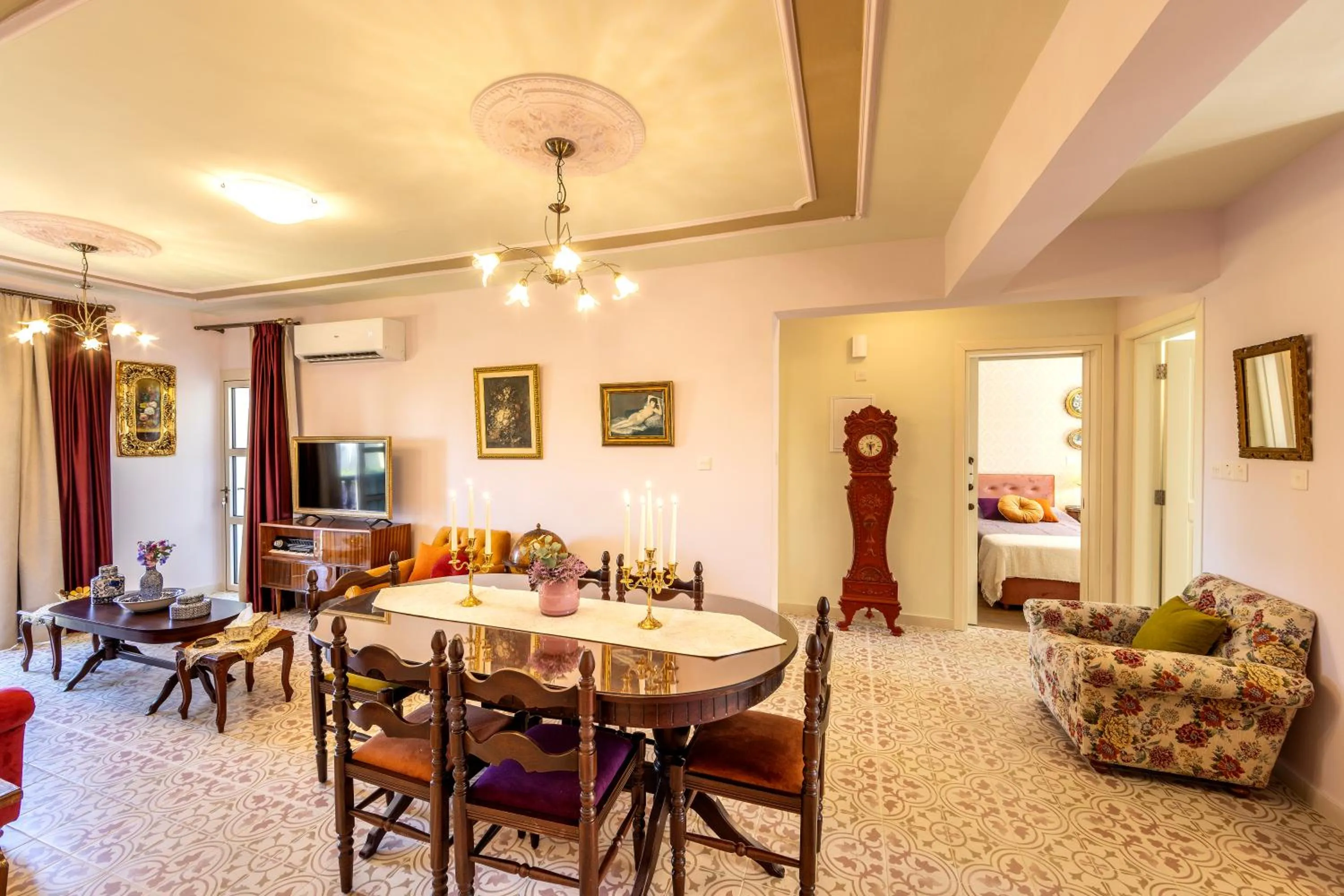 TV and multimedia in Castle Holiday Apartments