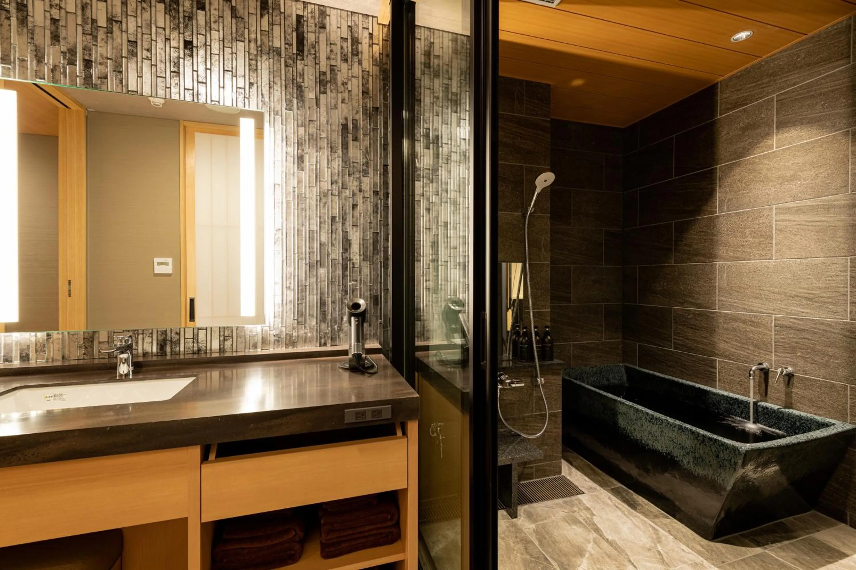 Shower in Arima Onsen ShikinoIrodori Hatago