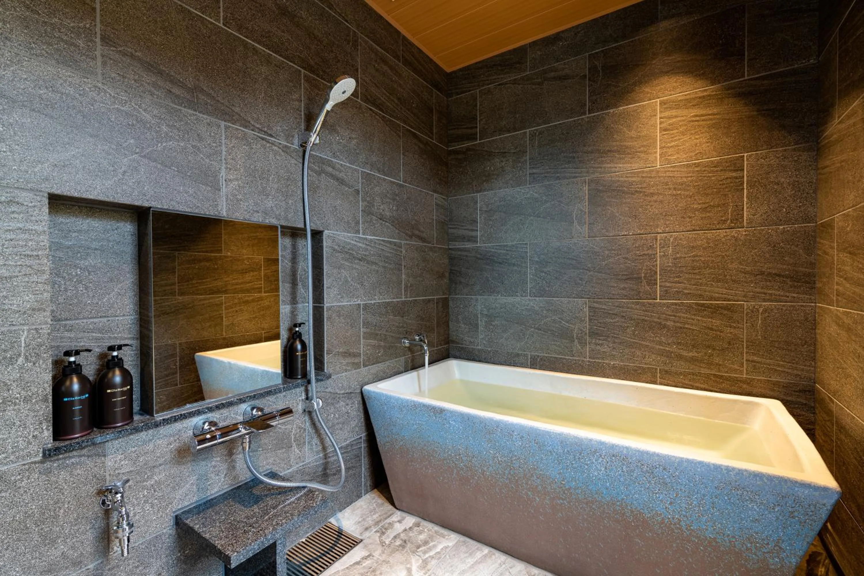 Shower in Arima Onsen ShikinoIrodori Hatago