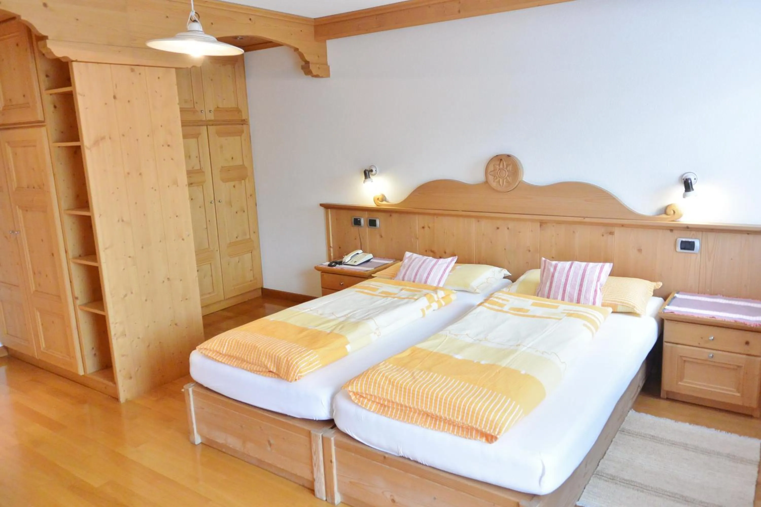 Bed in Hotel Garnì al Plan