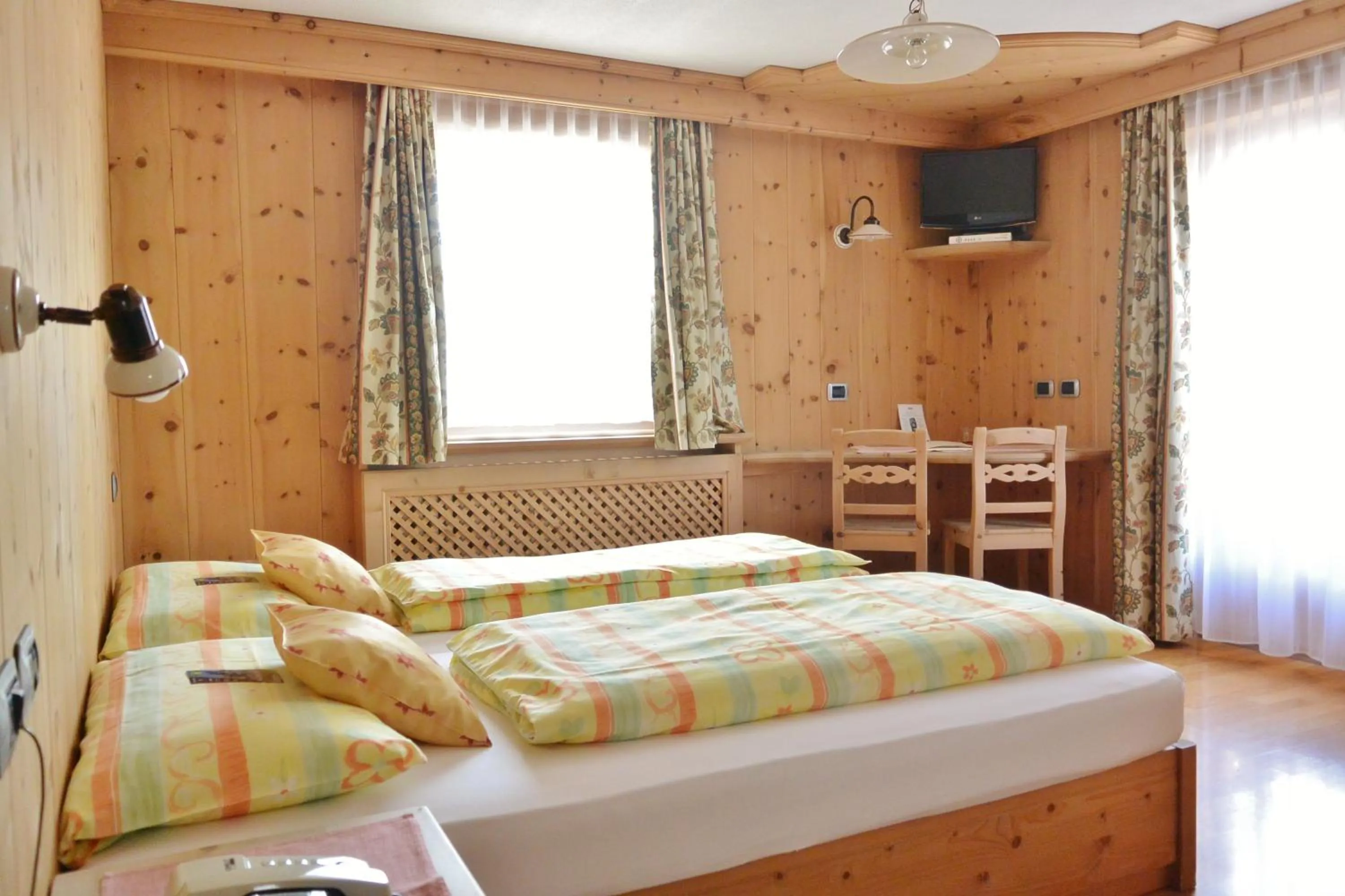 Bed in Hotel Garnì al Plan