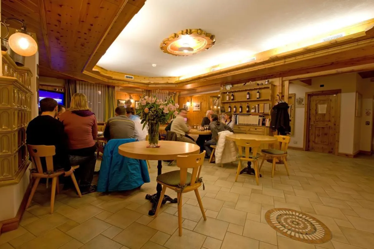 Lounge or bar in Hotel Garnì al Plan