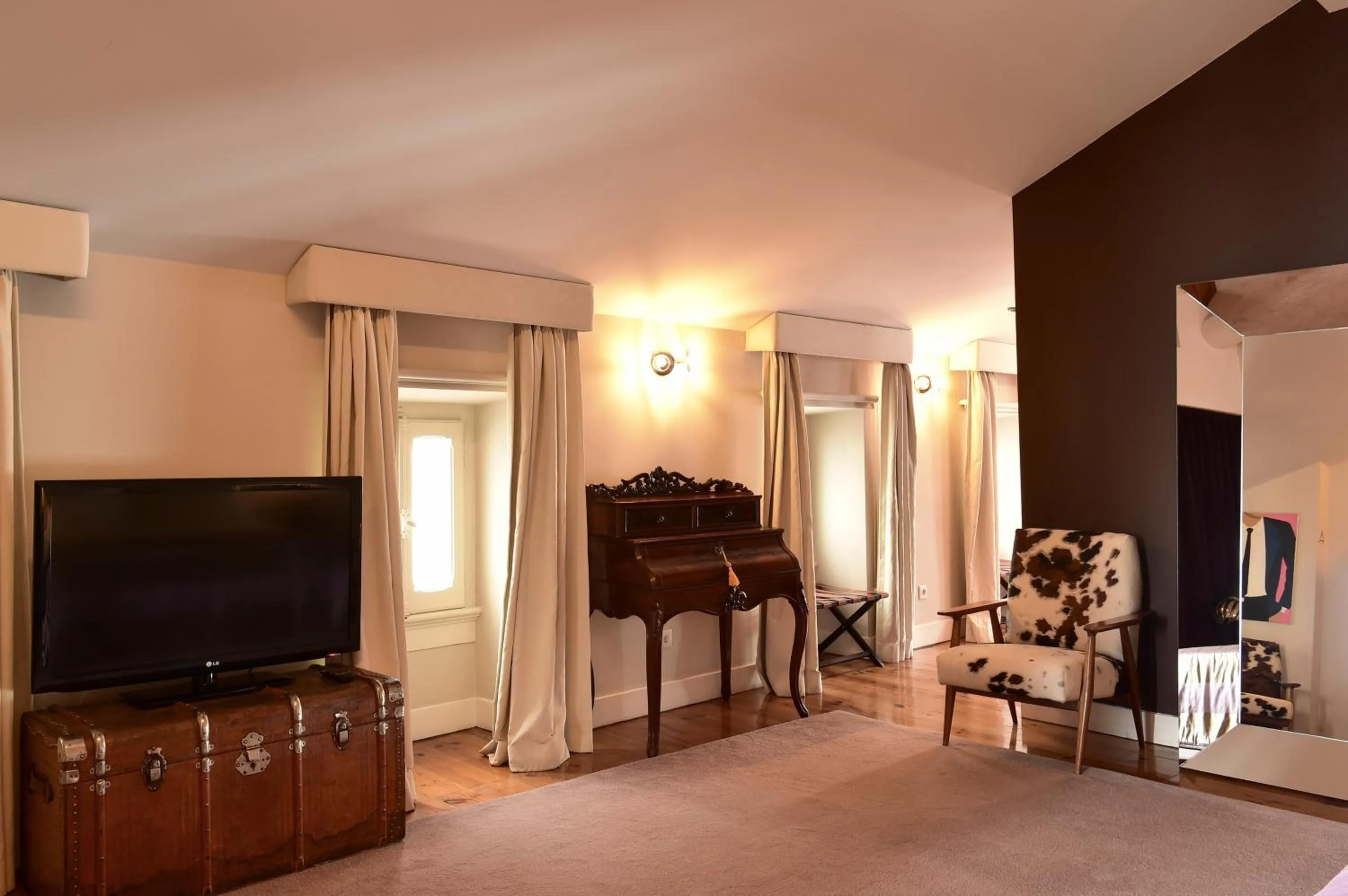 Communal lounge/ TV room in Palacete Chafariz Del Rei - by Unlock Hotels