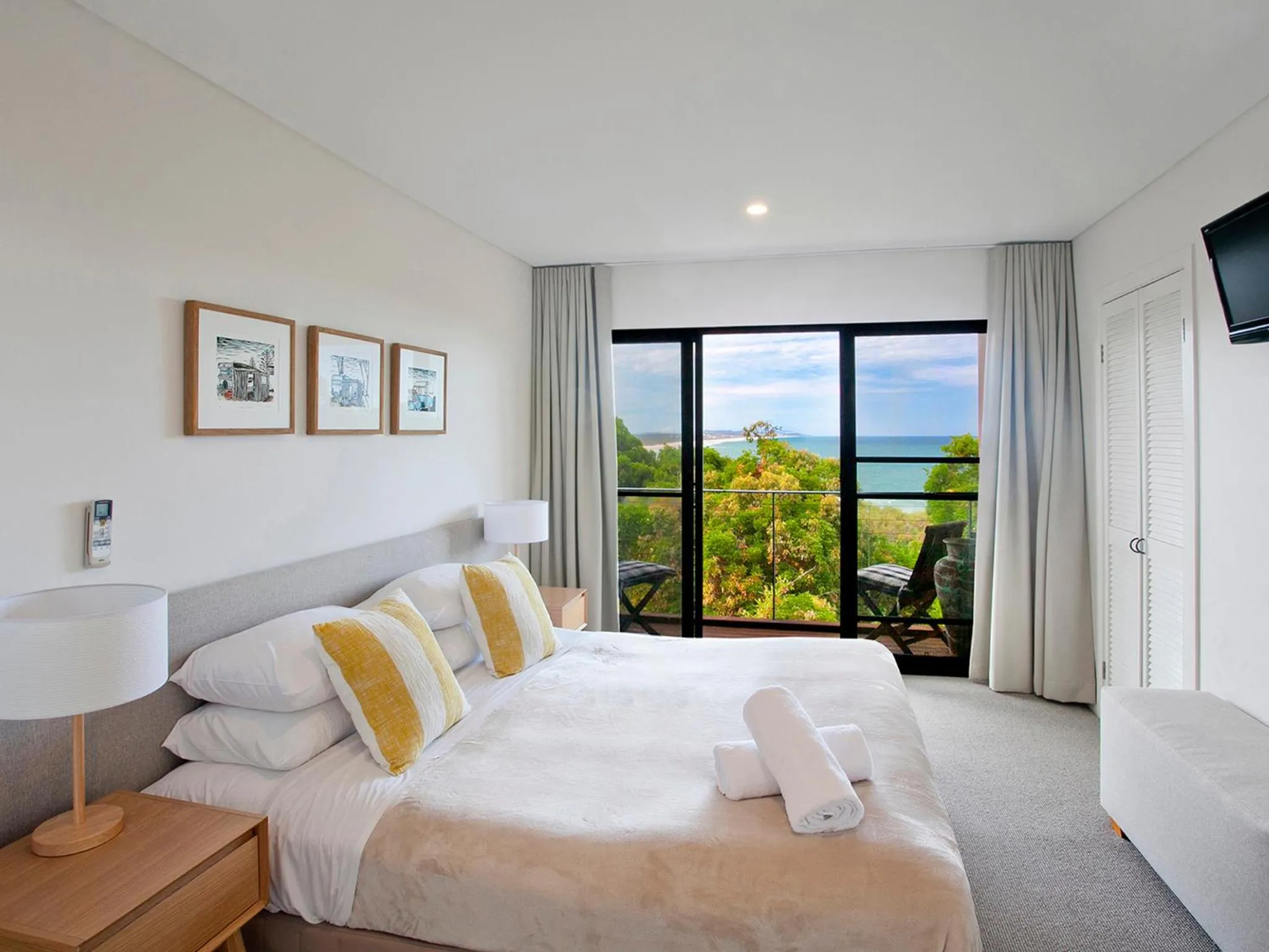 Photo of the whole room, Bed in The Point Coolum