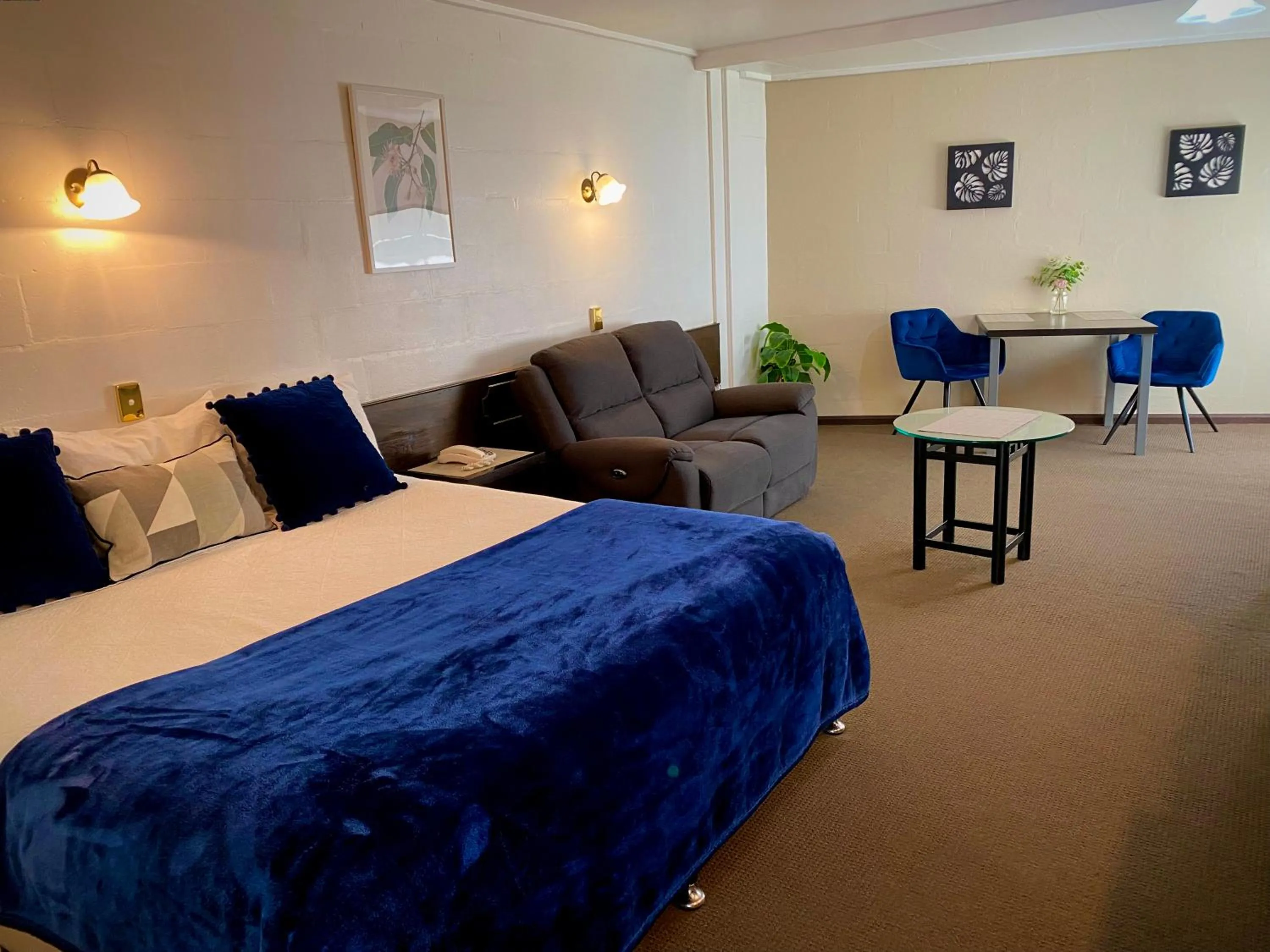 Bed in West Coaster Motel