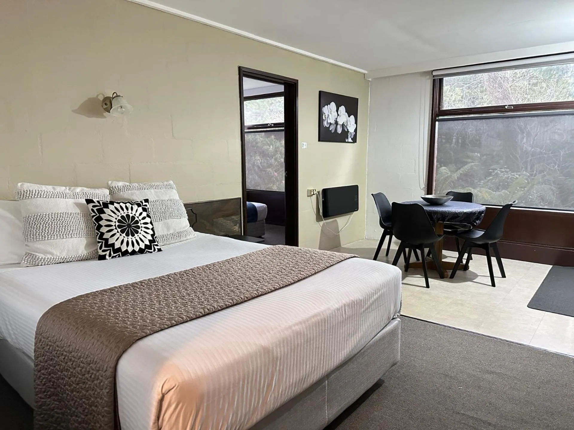 Dining area, Bed in West Coaster Motel