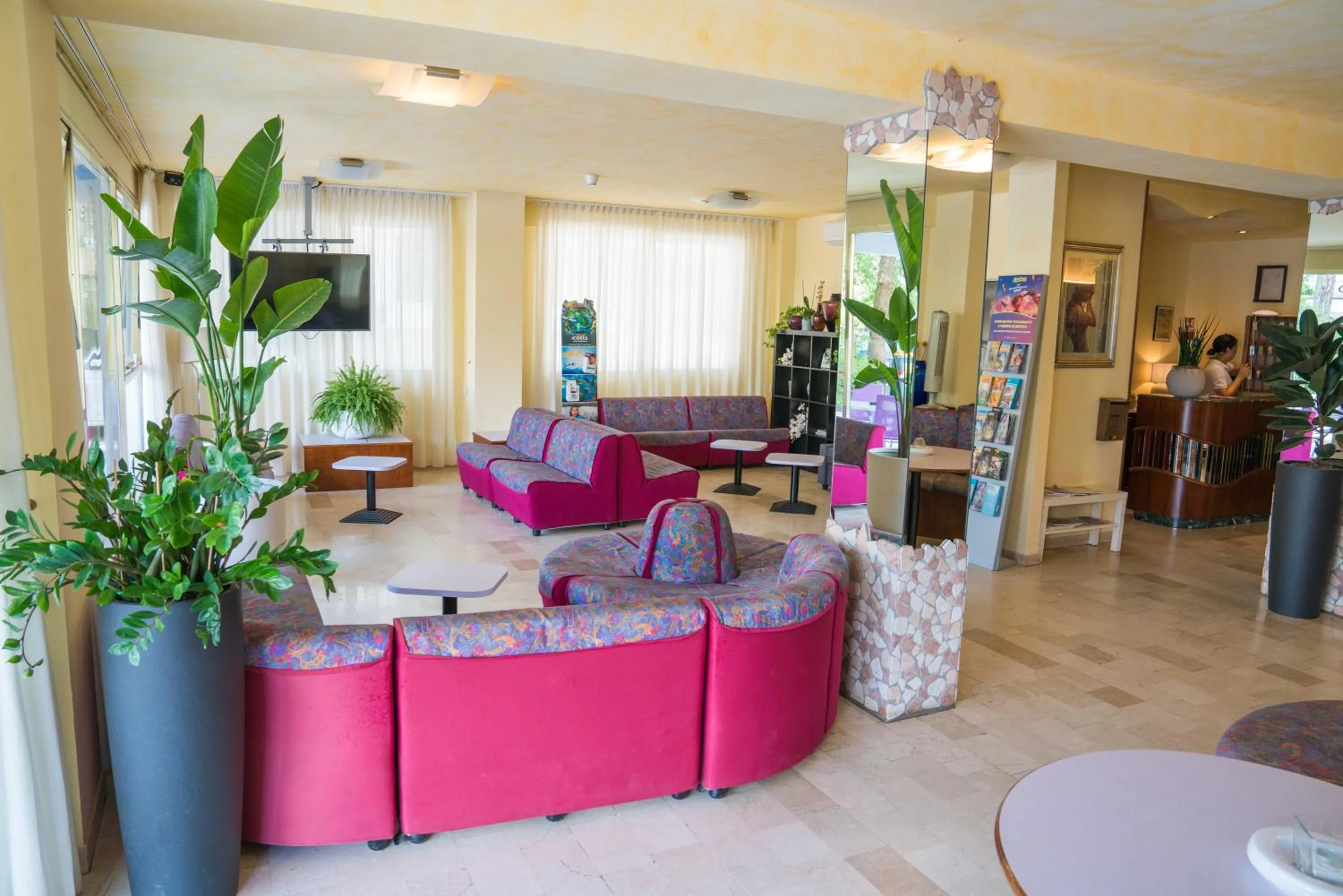 Communal lounge/ TV room in Hotel Singapore