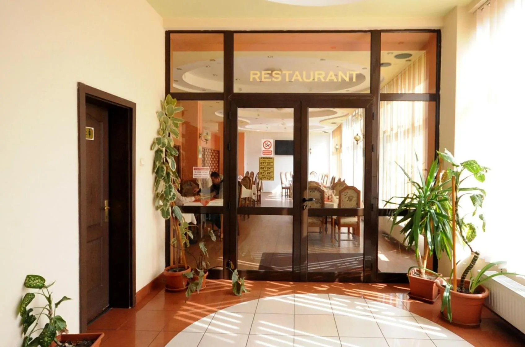 Restaurant/places to eat, Bed in Hotel Everest